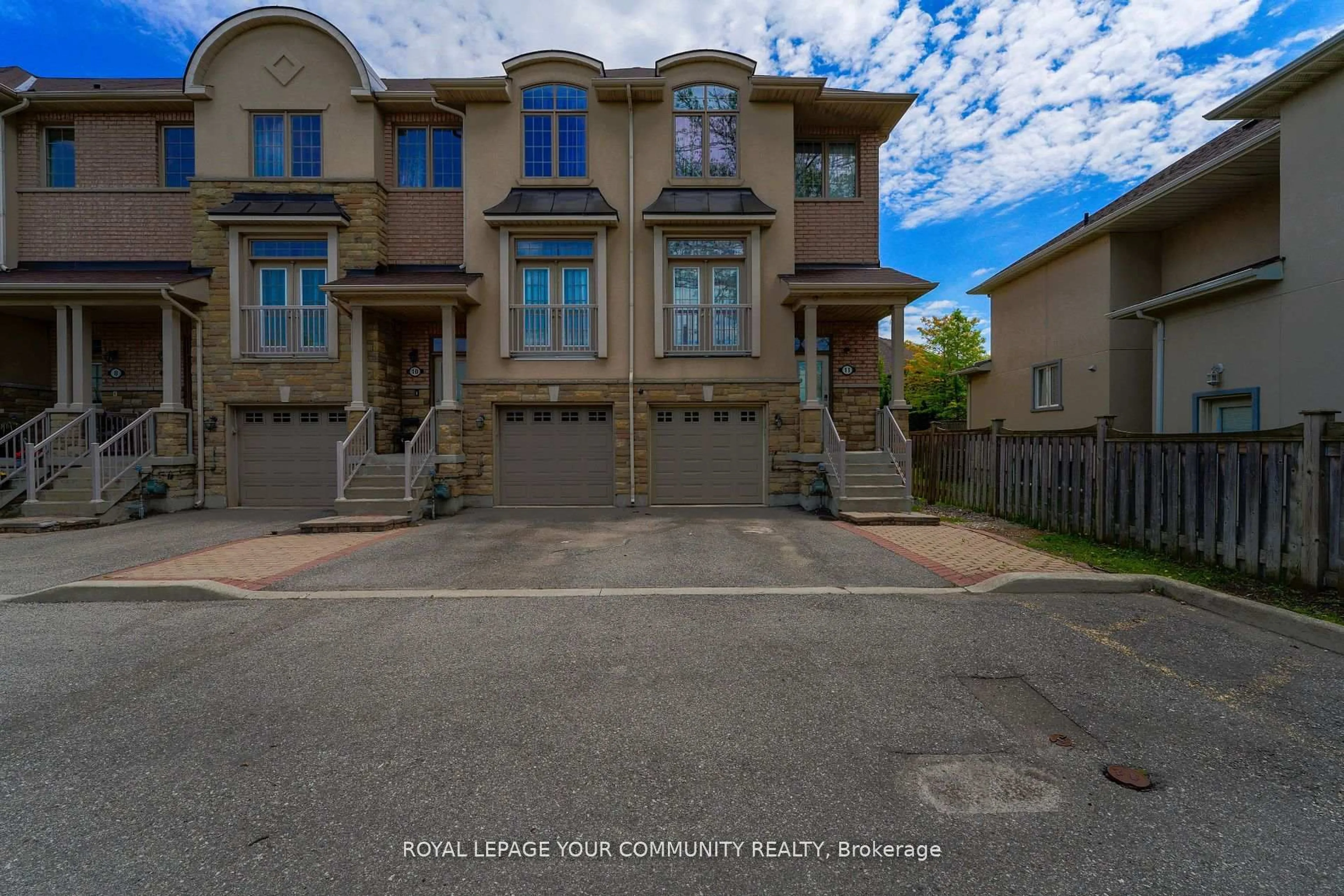A pic from outside/outdoor area/front of a property/back of a property/a pic from drone, street for 9205 Bathurst St #11, Richmond Hill Ontario L4C 0V9