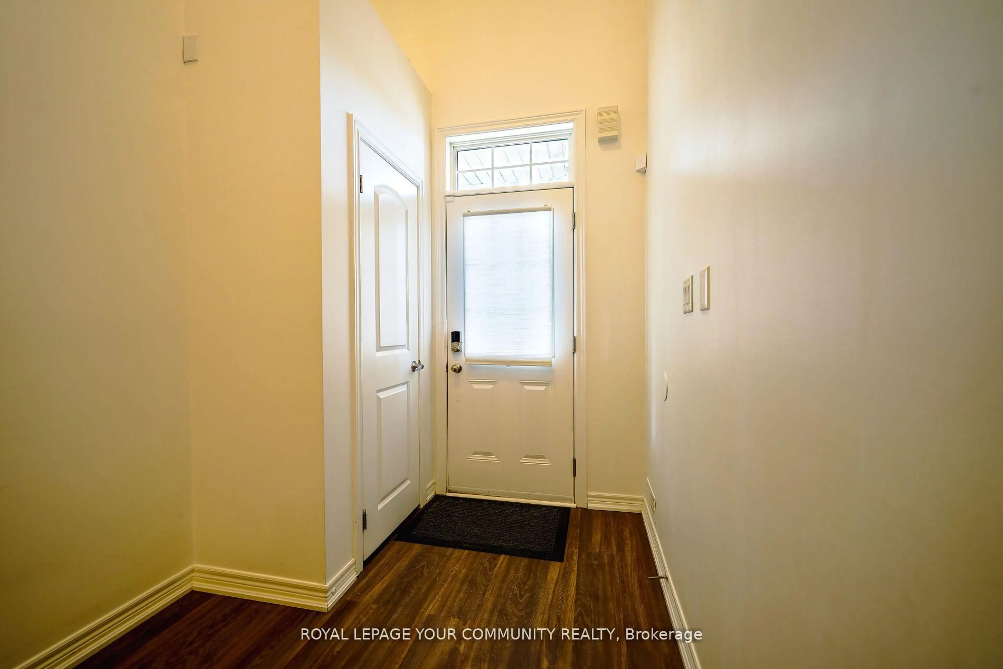 Indoor entryway for 9205 Bathurst St #11, Richmond Hill Ontario L4C 0V9