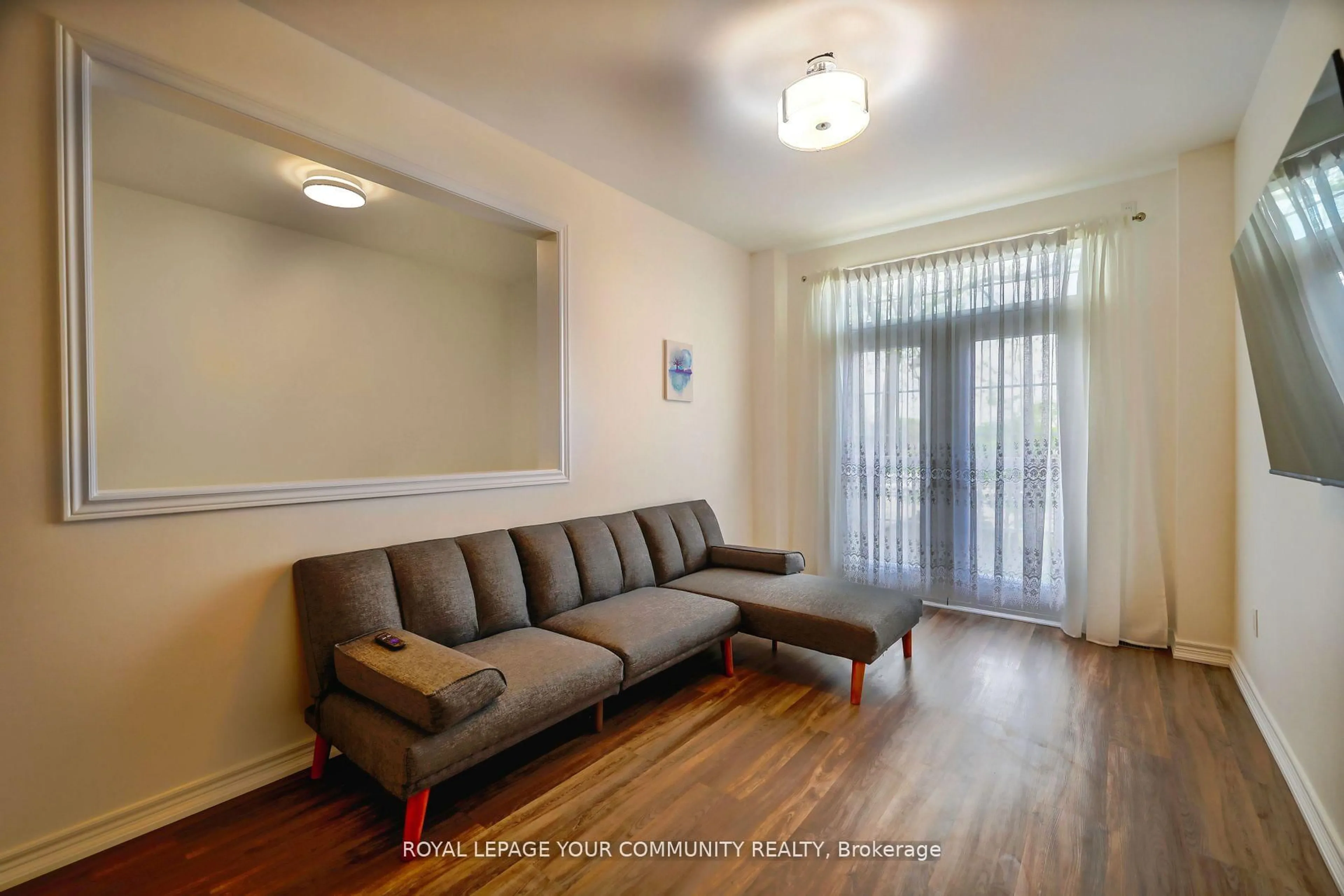 Living room with furniture, unknown for 9205 Bathurst St #11, Richmond Hill Ontario L4C 0V9