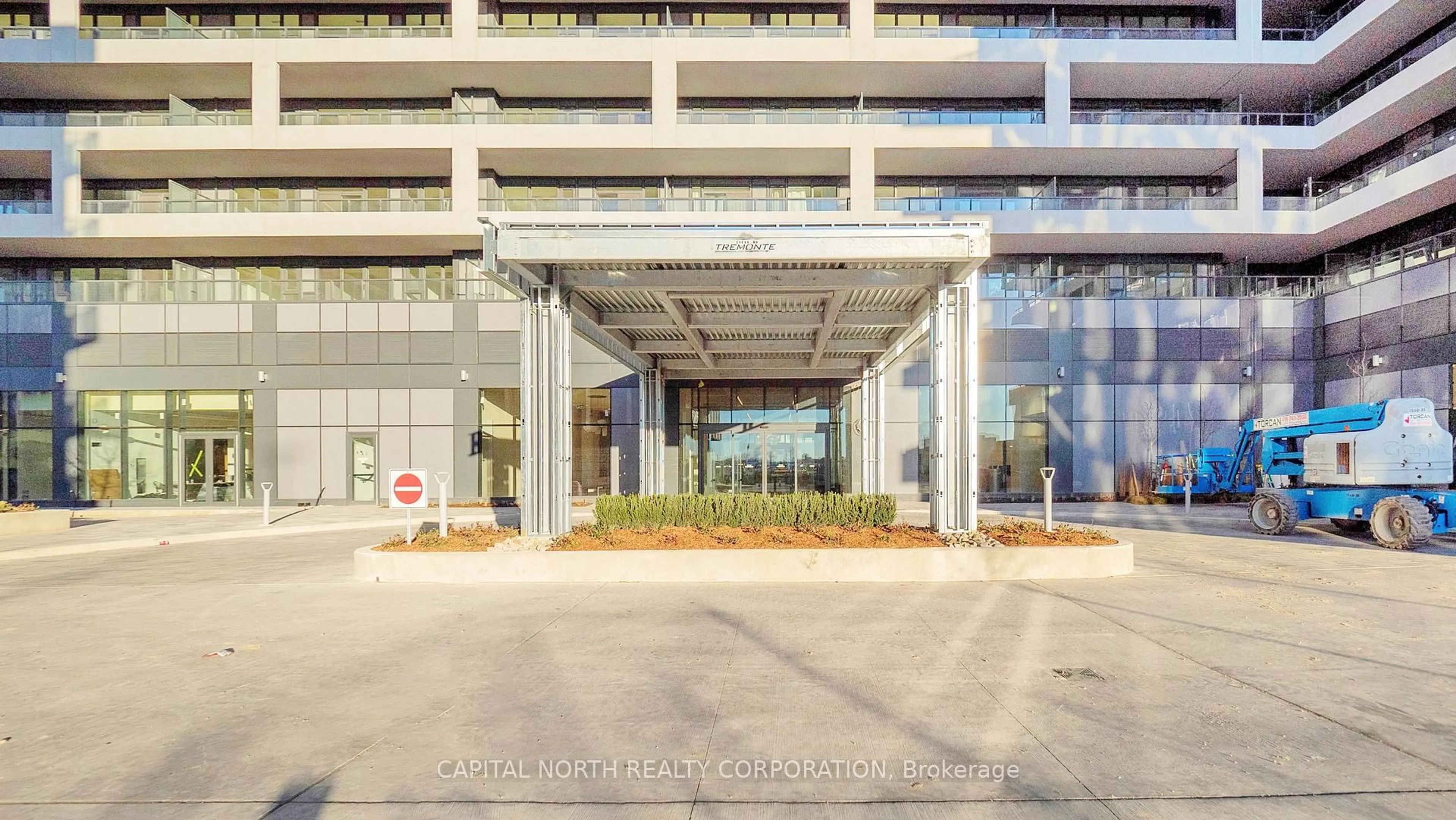 Indoor foyer for 8960 Jane St #1922, Vaughan Ontario L4K 2M9