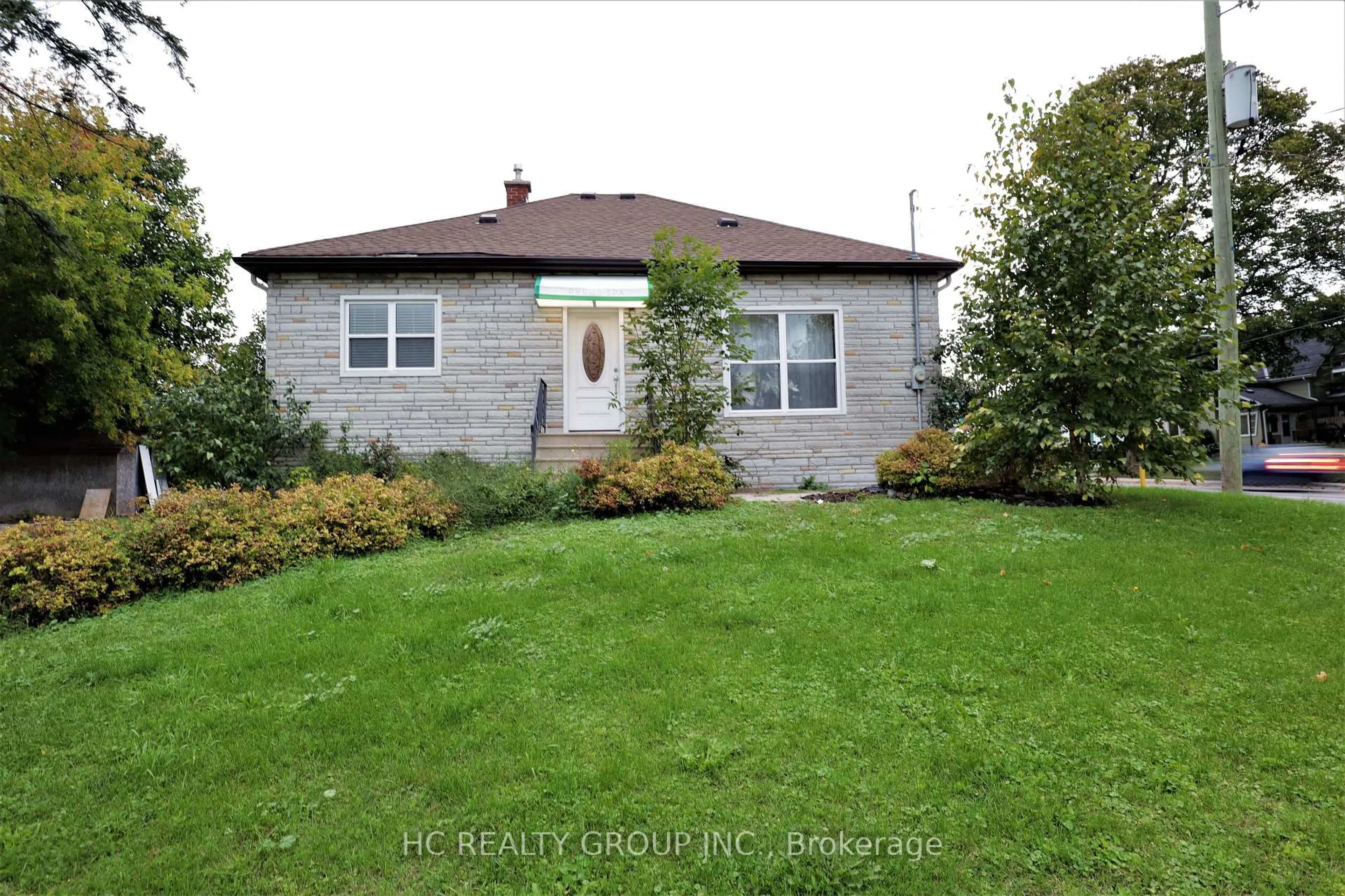 A pic from outside/outdoor area/front of a property/back of a property/a pic from drone, street for 94 Prospect St, Newmarket Ontario L3Y 3T4
