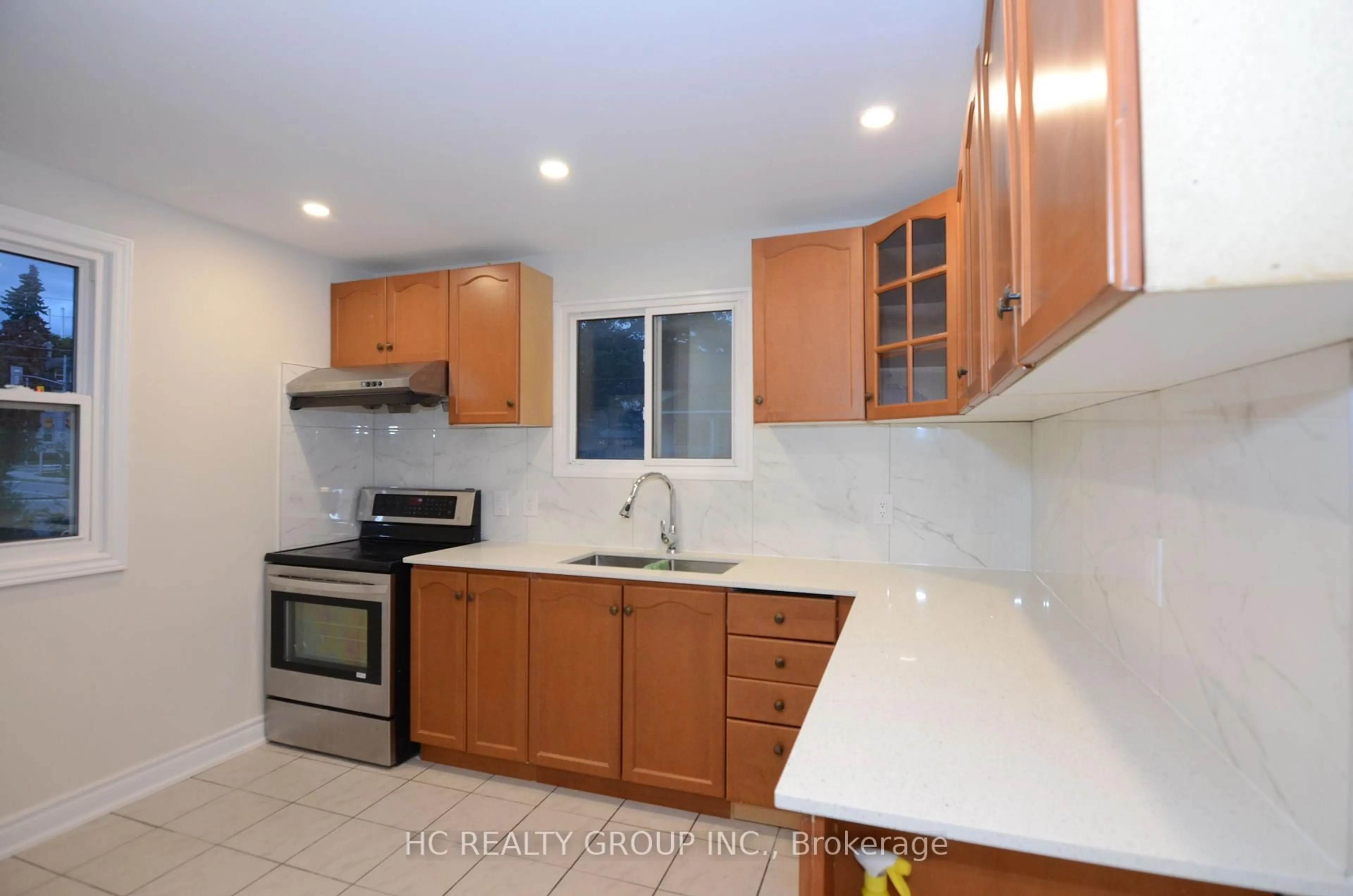 Standard kitchen, ceramic/tile floor for 94 Prospect St, Newmarket Ontario L3Y 3T4