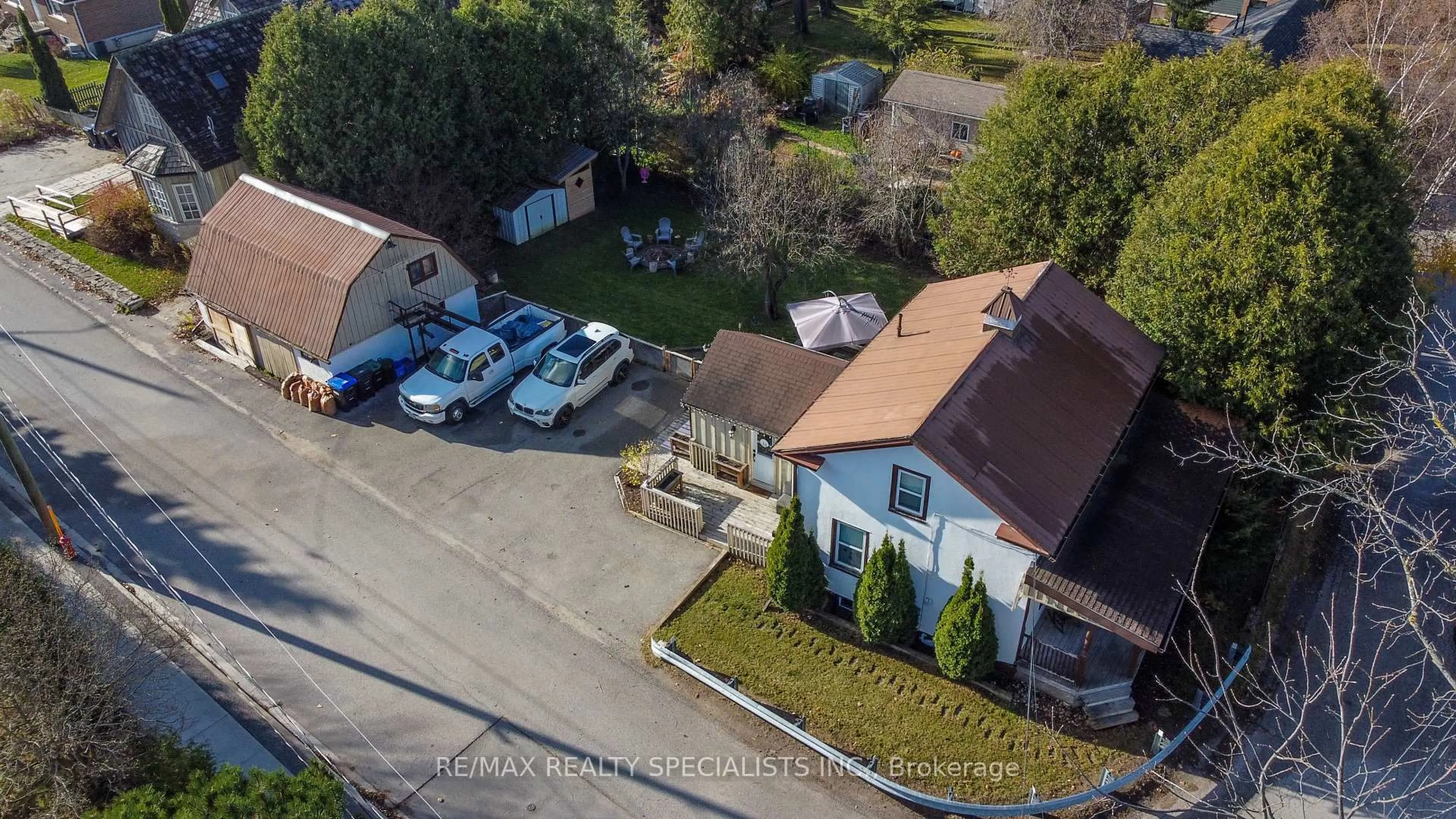 A pic from outside/outdoor area/front of a property/back of a property/a pic from drone, street for 5 East John St, Innisfil Ontario L0L 1L0