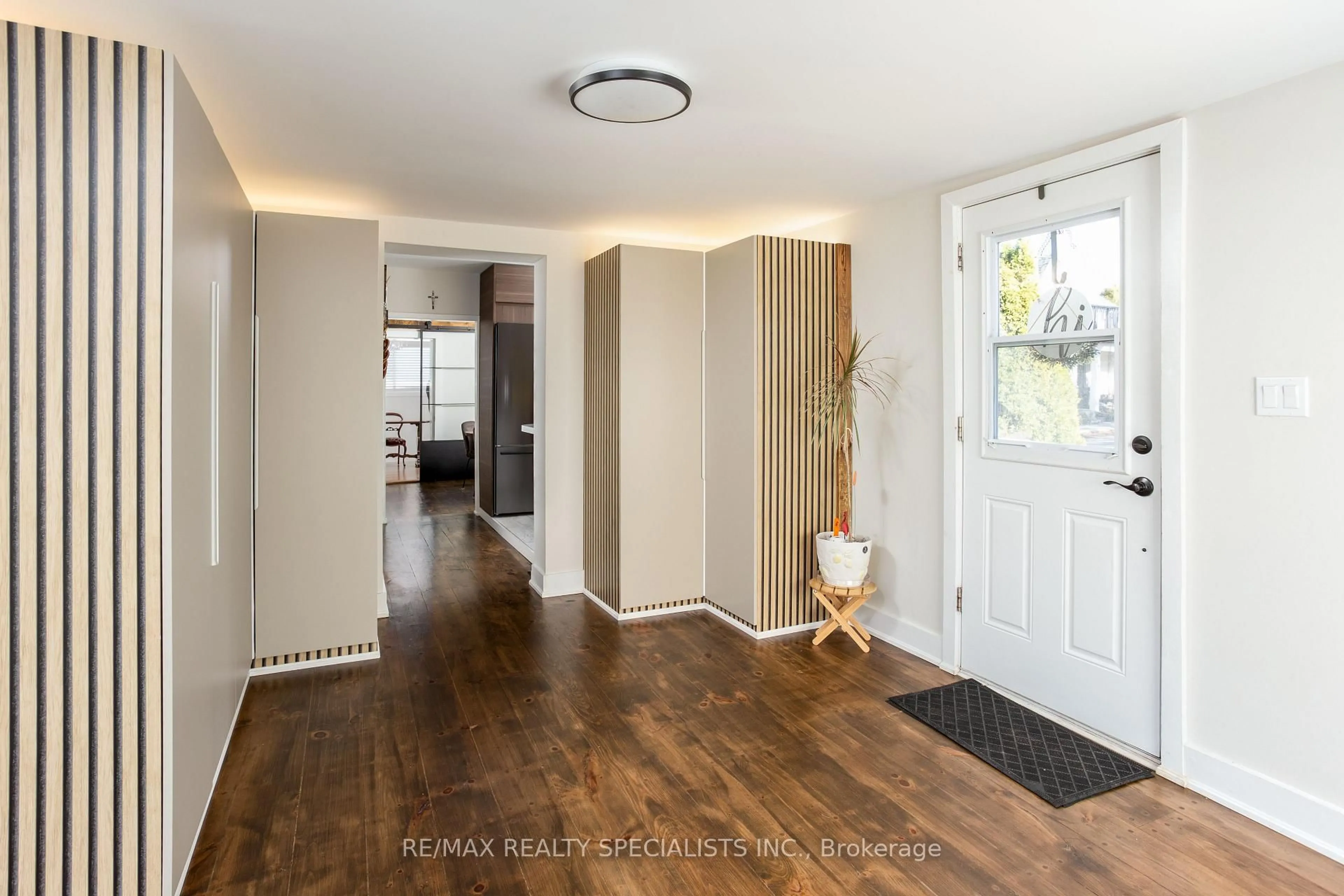 Indoor entryway for 5 East John St, Innisfil Ontario L0L 1L0