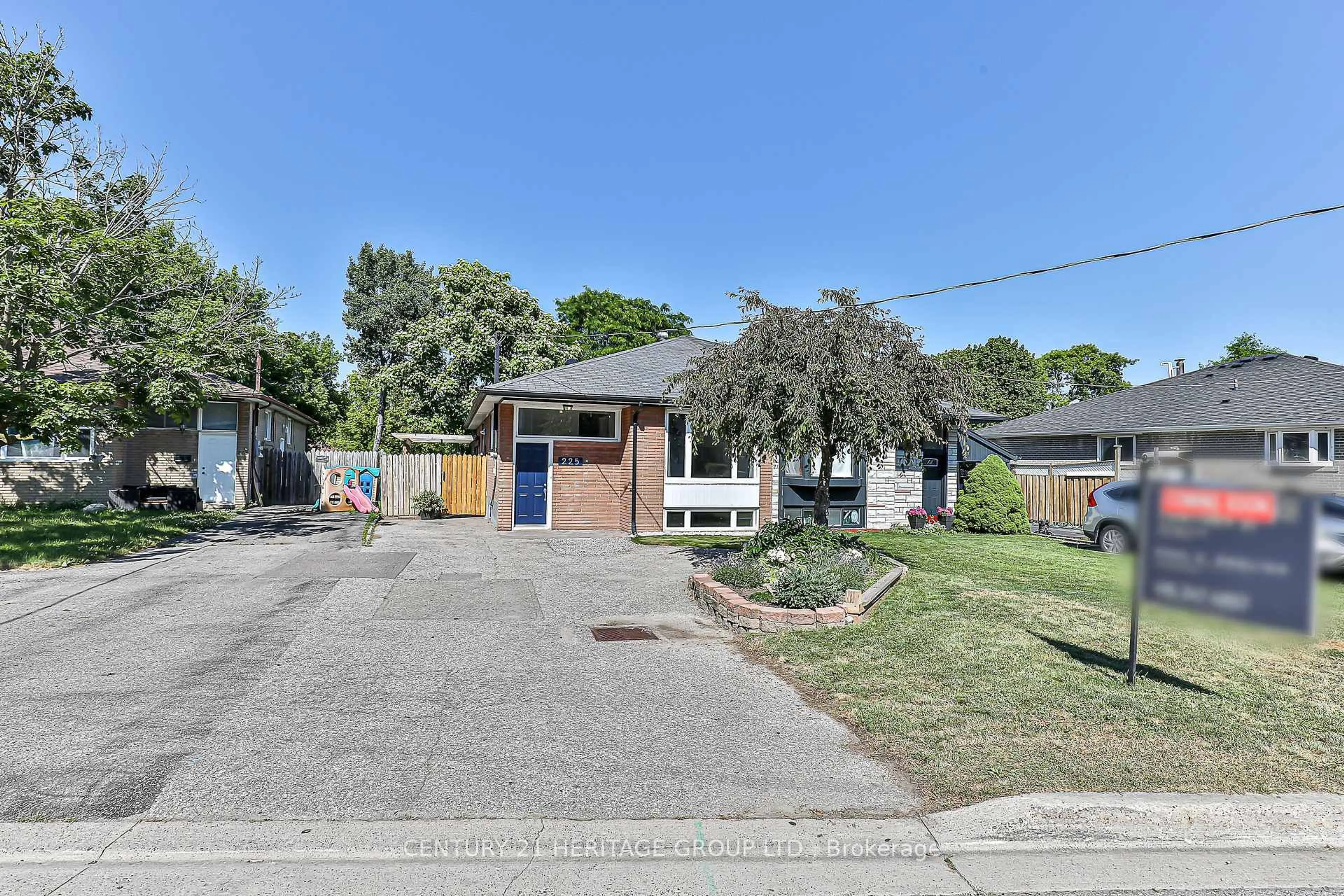 A pic from outside/outdoor area/front of a property/back of a property/a pic from drone, street for 225 Septonne Ave, Newmarket Ontario L3Y 2W5
