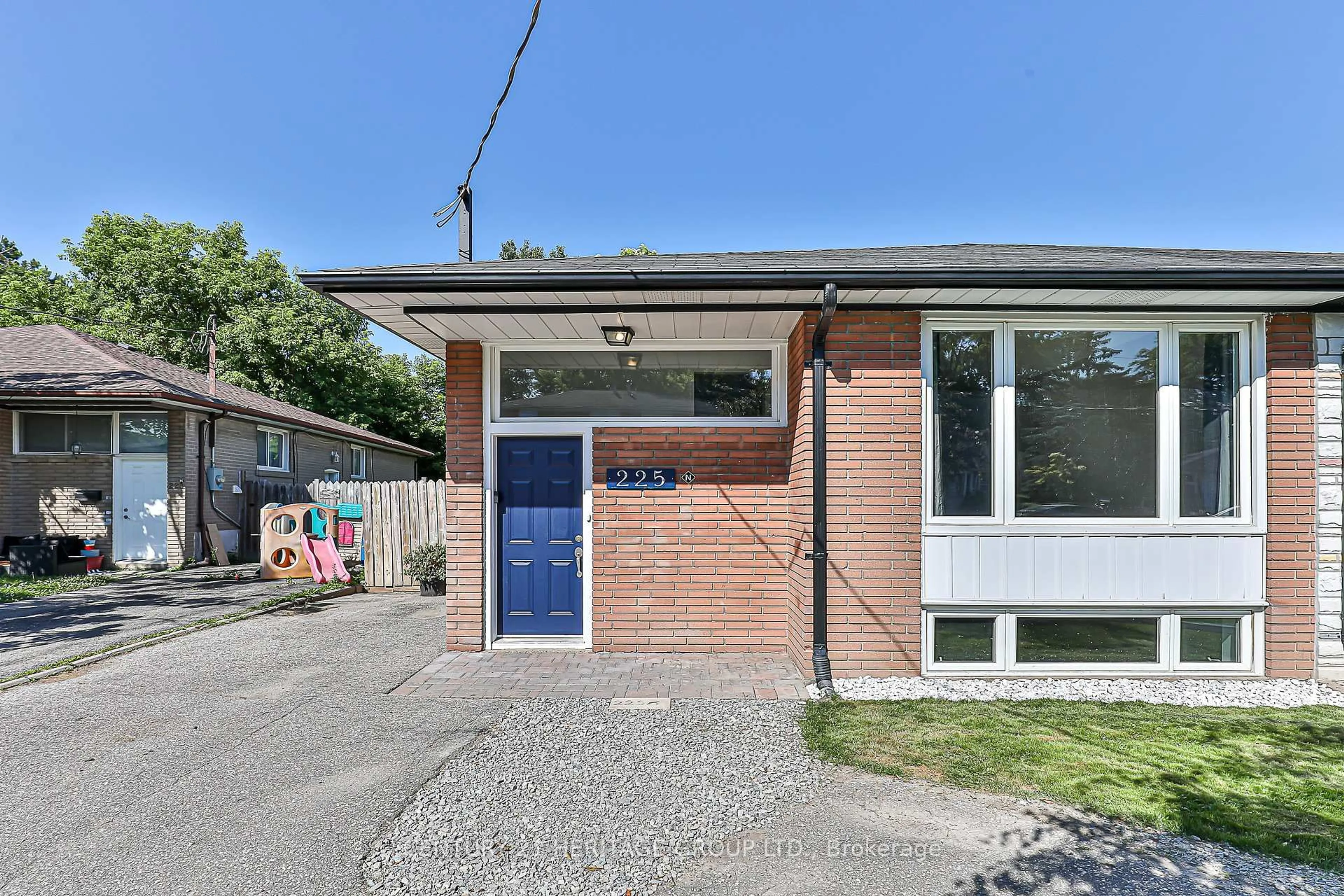 Home with brick exterior material, street for 225 Septonne Ave, Newmarket Ontario L3Y 2W5
