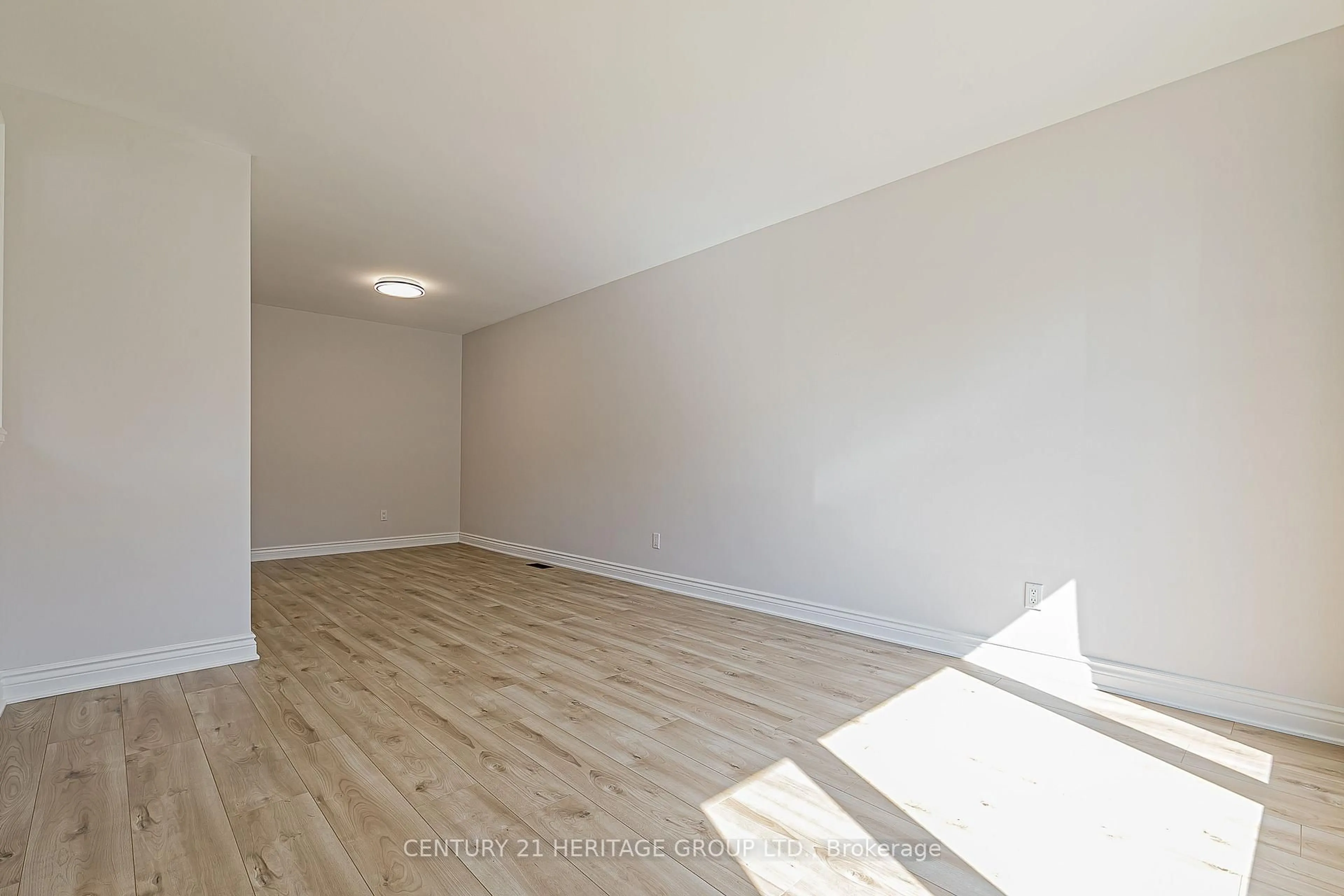 A pic of a room for 225 Septonne Ave, Newmarket Ontario L3Y 2W5