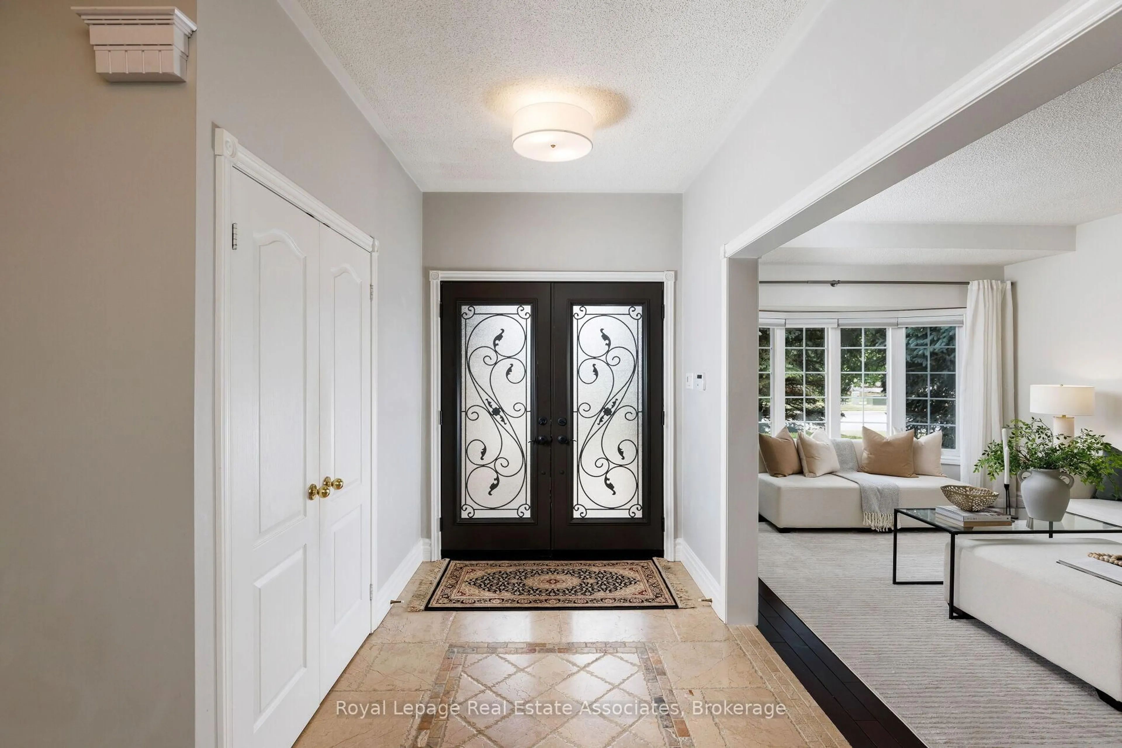 Indoor entryway for 86 Clarendon Dr, Richmond Hill Ontario L4B 3W5