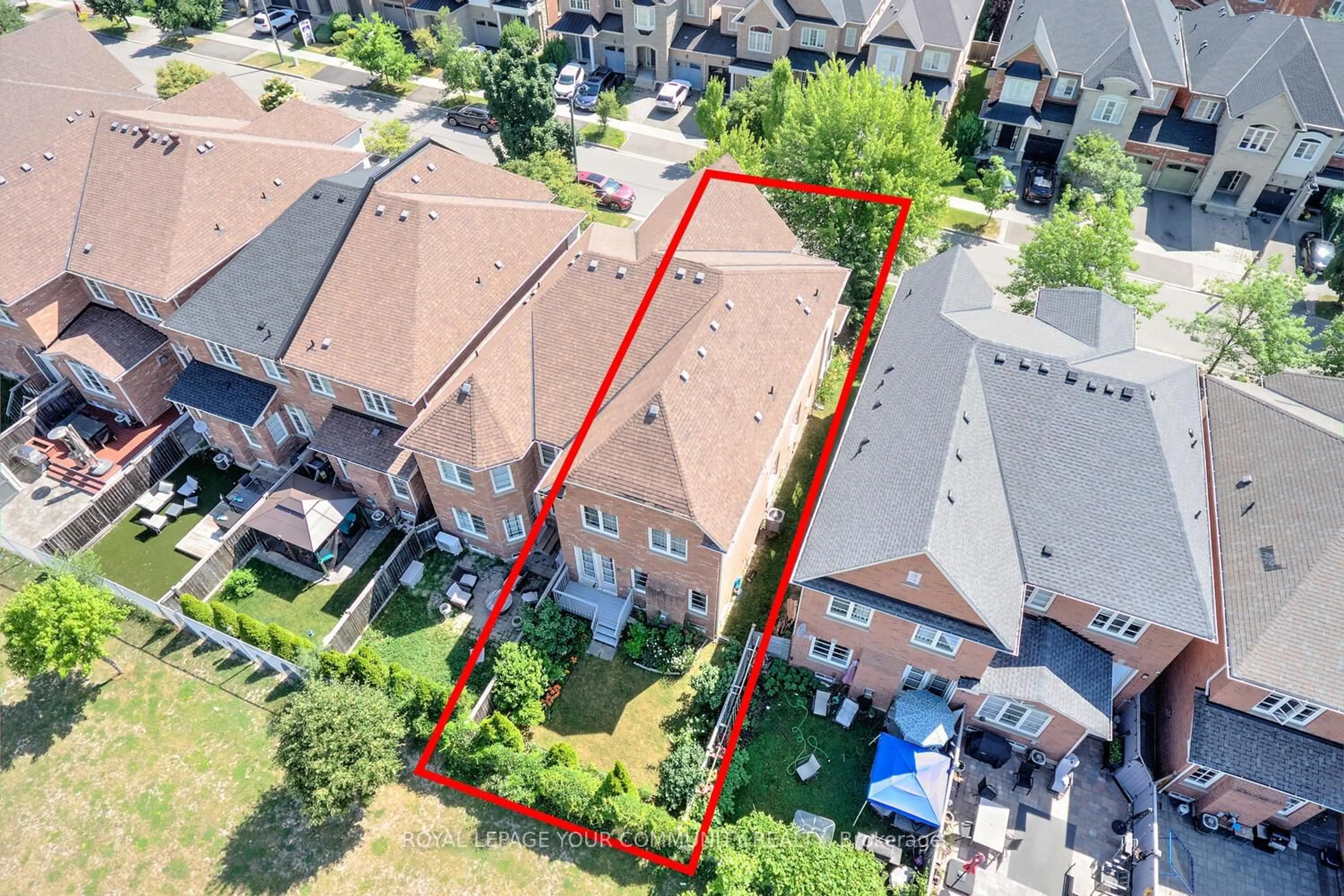 A pic from outside/outdoor area/front of a property/back of a property/a pic from drone, street for 24 Mill River Dr, Vaughan Ontario L6A 0Y7