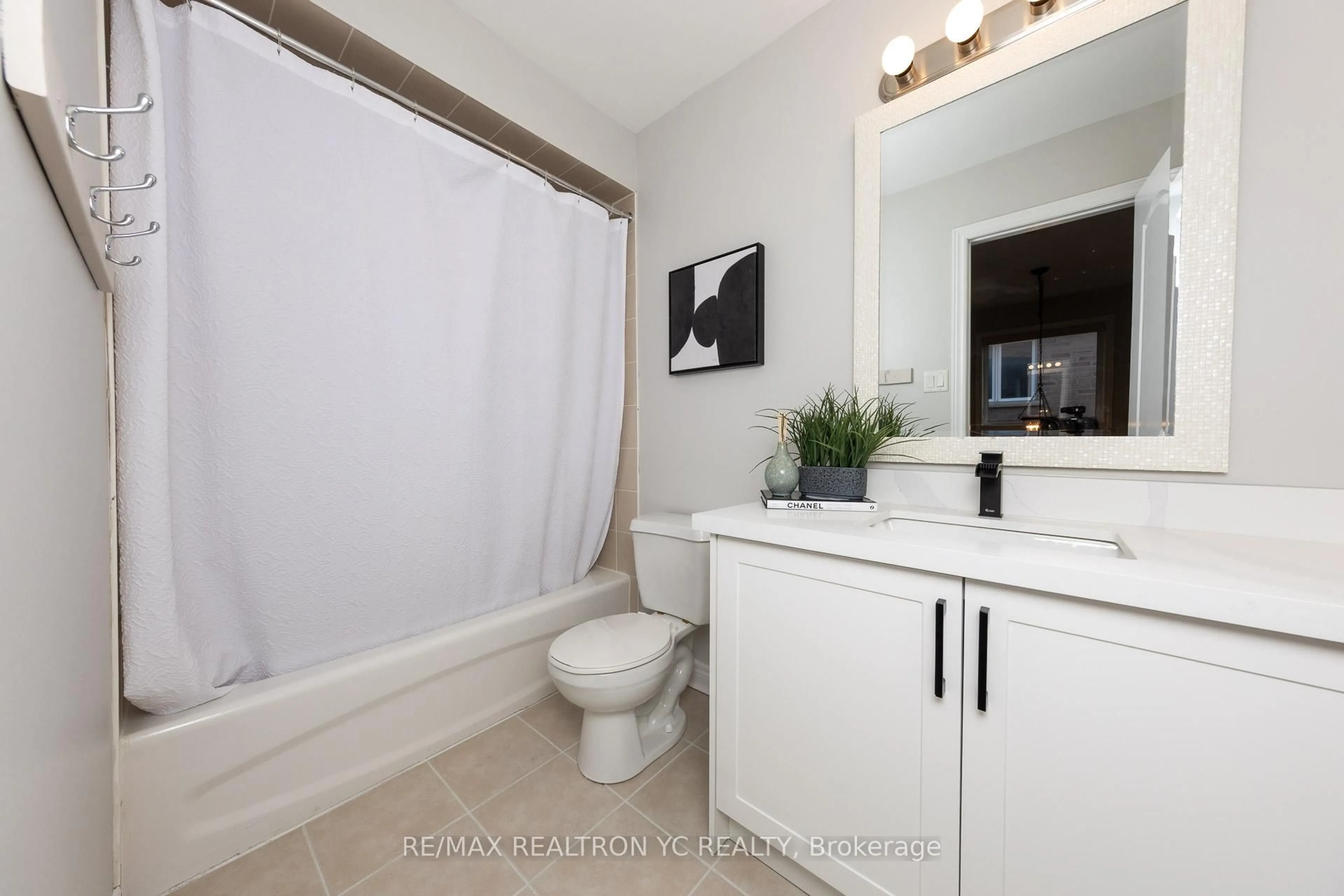 Standard bathroom, ceramic/tile floor for 11 Carrier Cres, Vaughan Ontario L6A 0T9