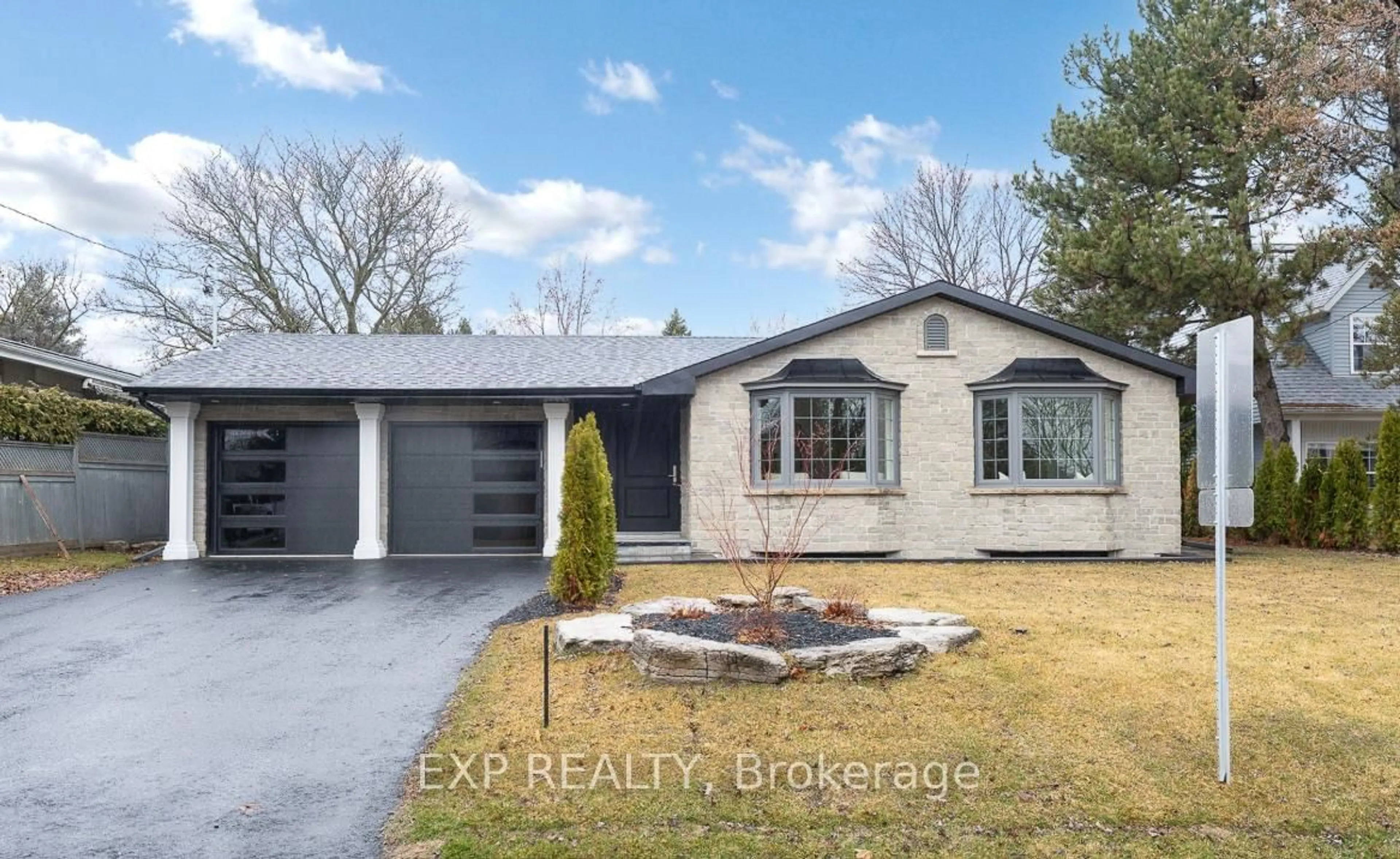 Home with vinyl exterior material, street for 385 Easy St, Richmond Hill Ontario L4C 3Z5