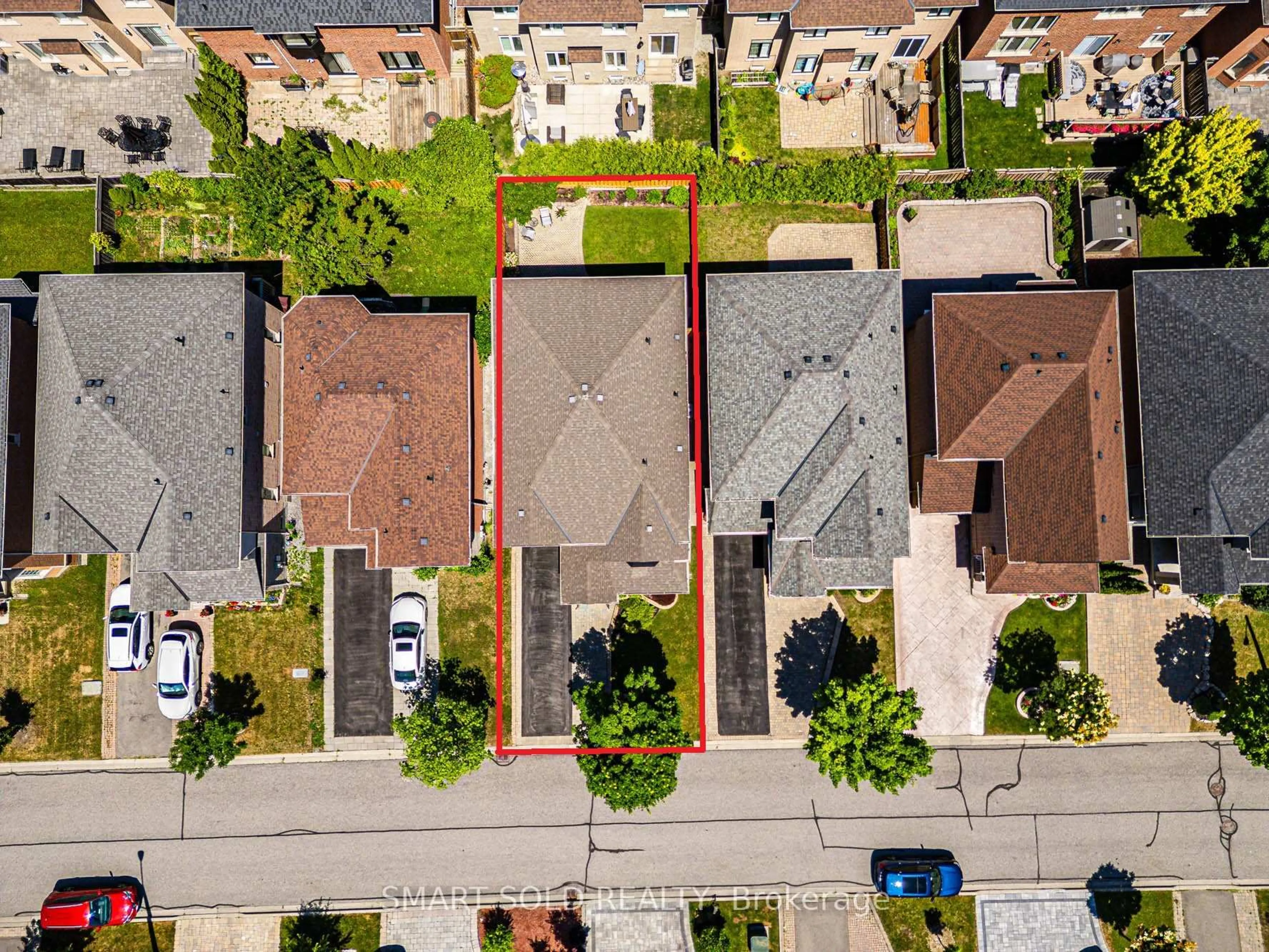 A pic from outside/outdoor area/front of a property/back of a property/a pic from drone, street for 24 Burgundy Tr, Vaughan Ontario L4J 8X5
