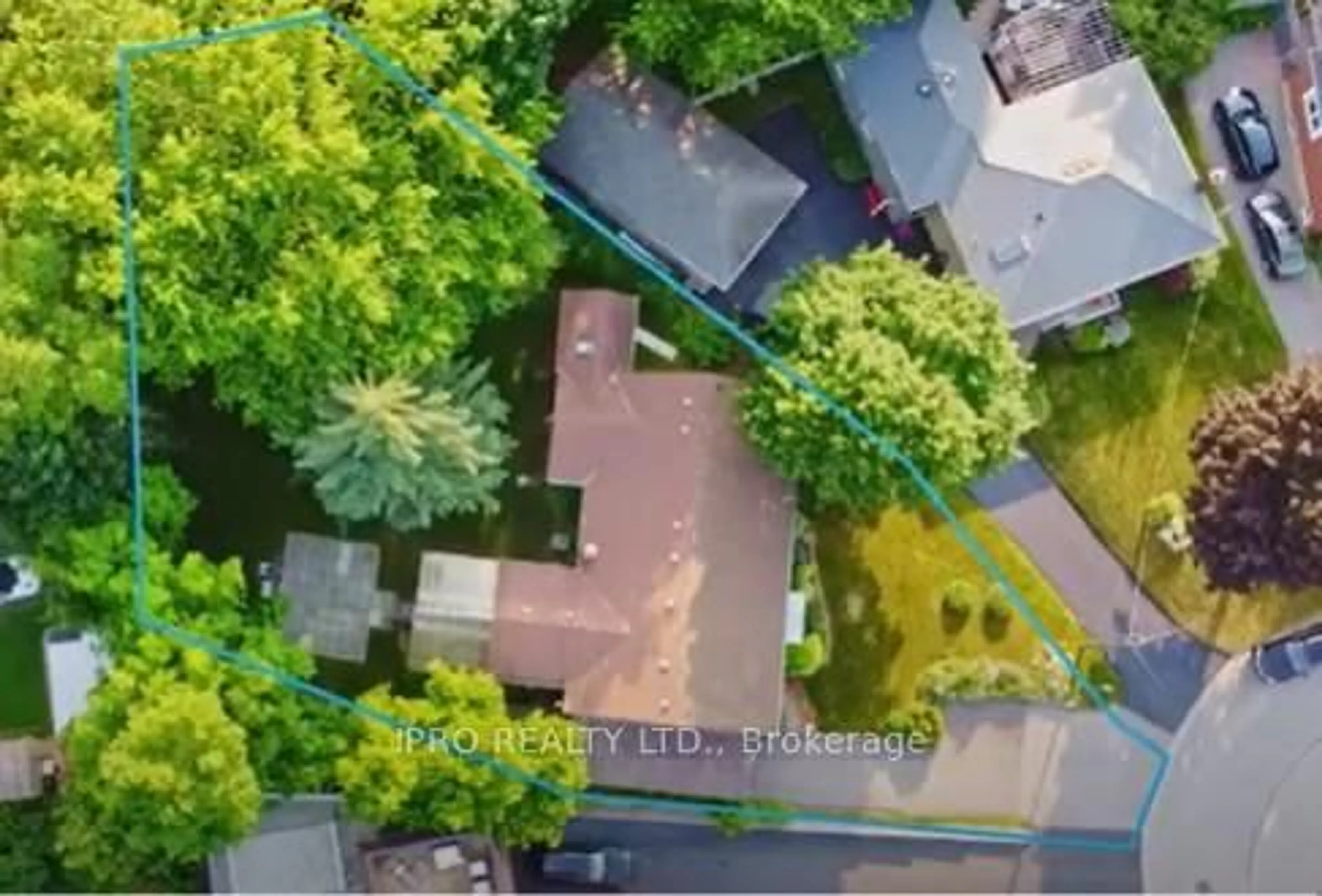 A pic from outside/outdoor area/front of a property/back of a property/a pic from drone, unknown for 76 Monkswood Cres, Newmarket Ontario L3Y 2K1