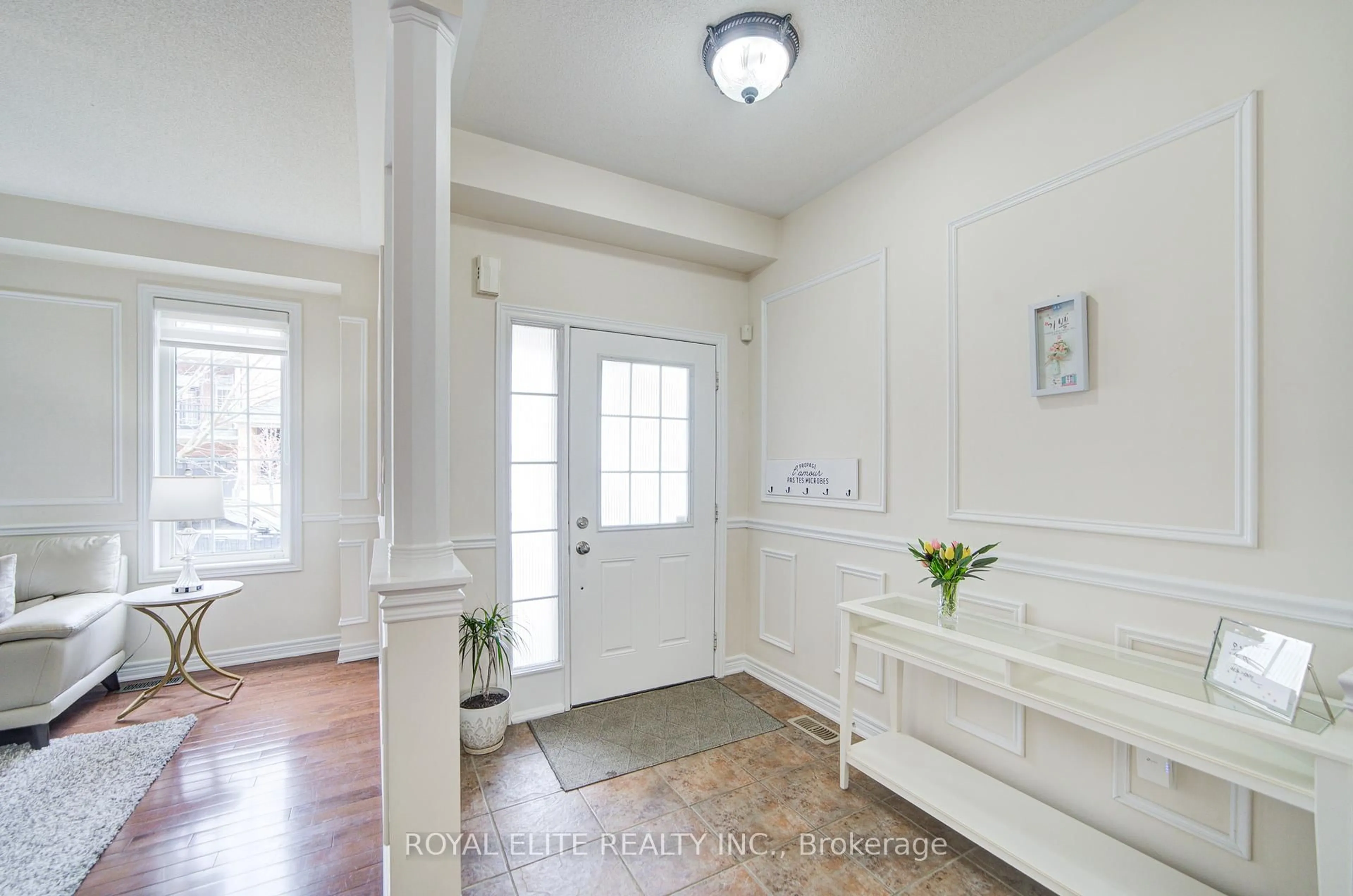 Indoor entryway for 11 Amstel Ave, Richmond Hill Ontario L4E 0P7