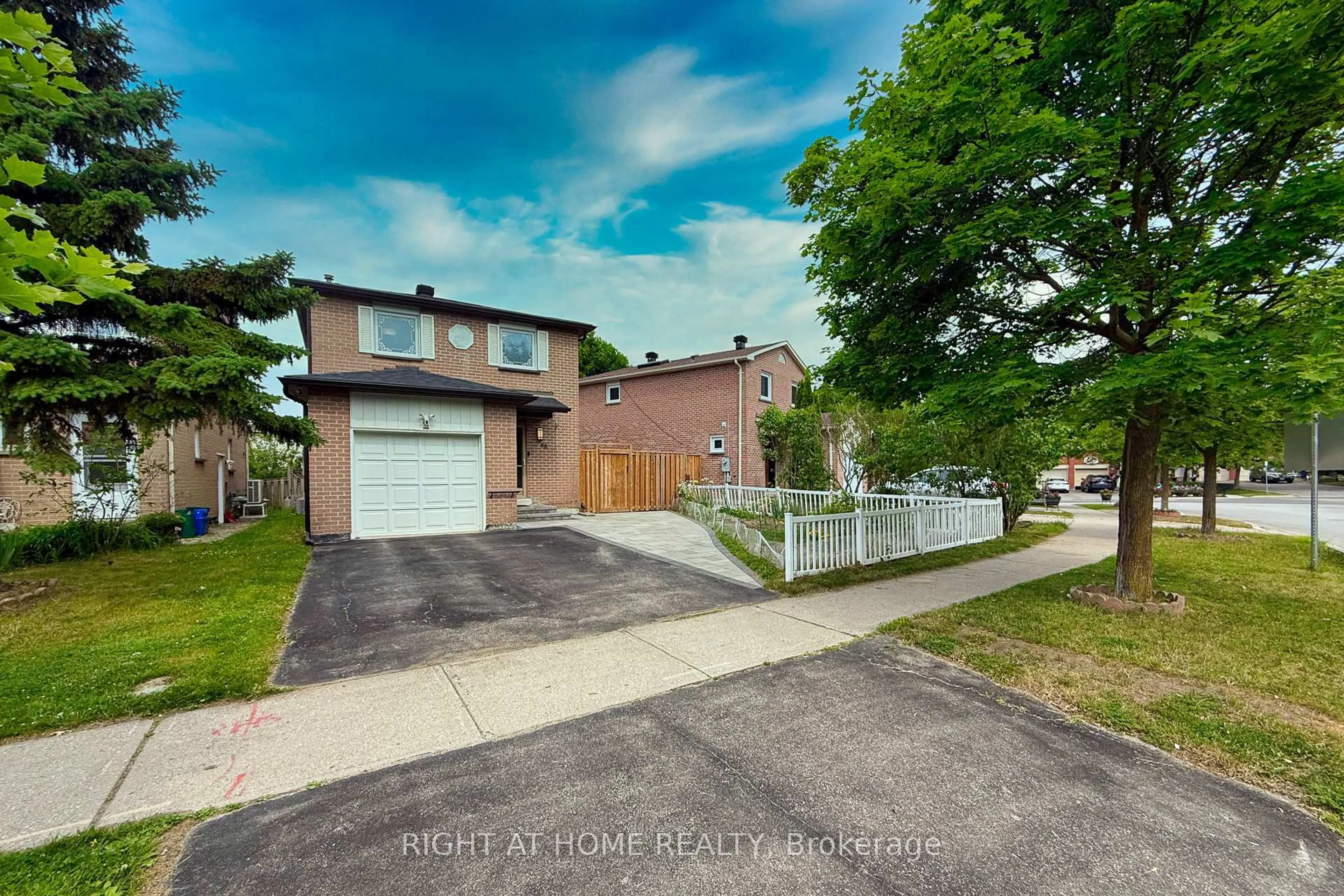 A pic from outside/outdoor area/front of a property/back of a property/a pic from drone, street for 88 Sunshine Dr, Richmond Hill Ontario L4C 8H2