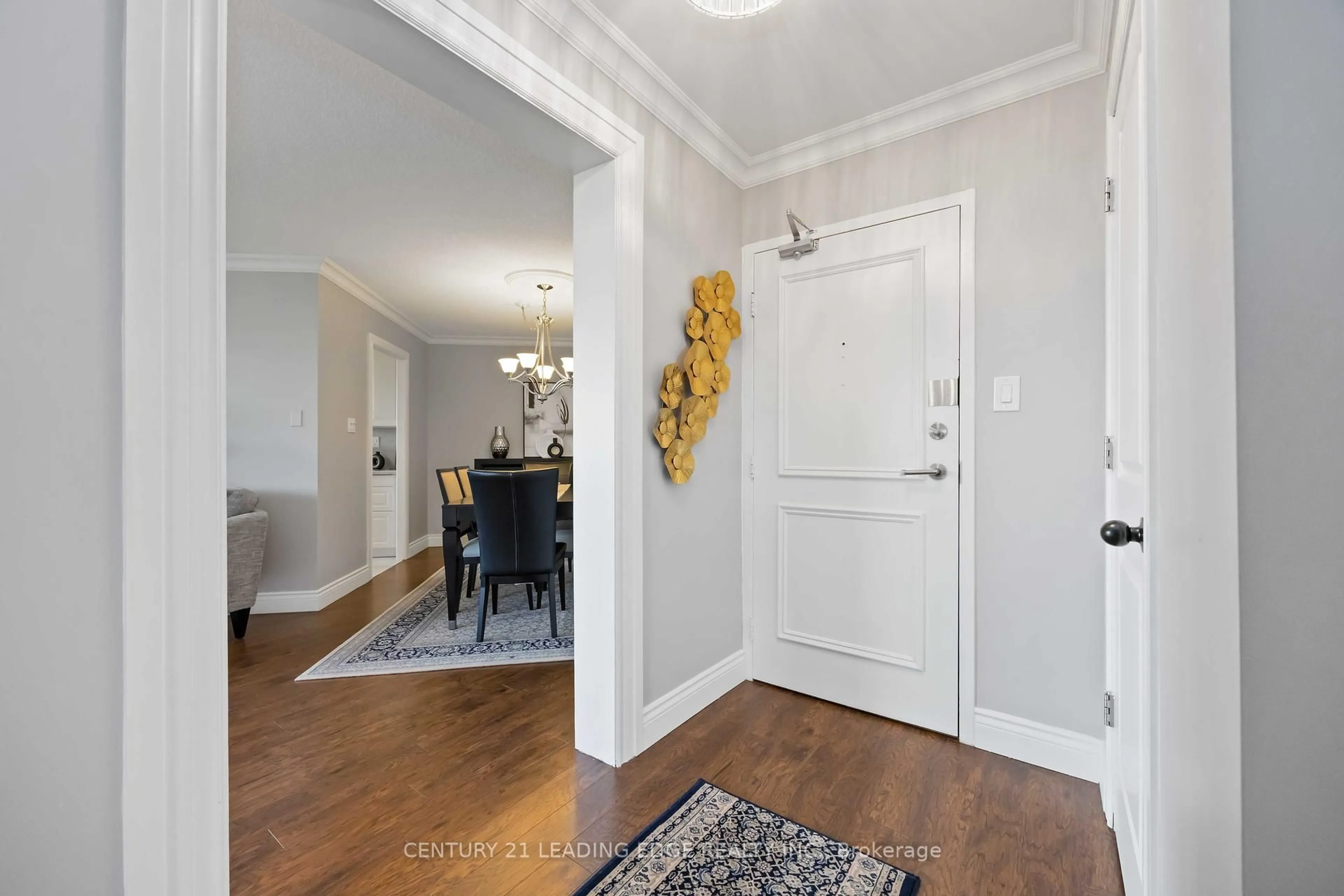 Indoor entryway for 7811 Yonge St #811, Markham Ontario L3T 4S3