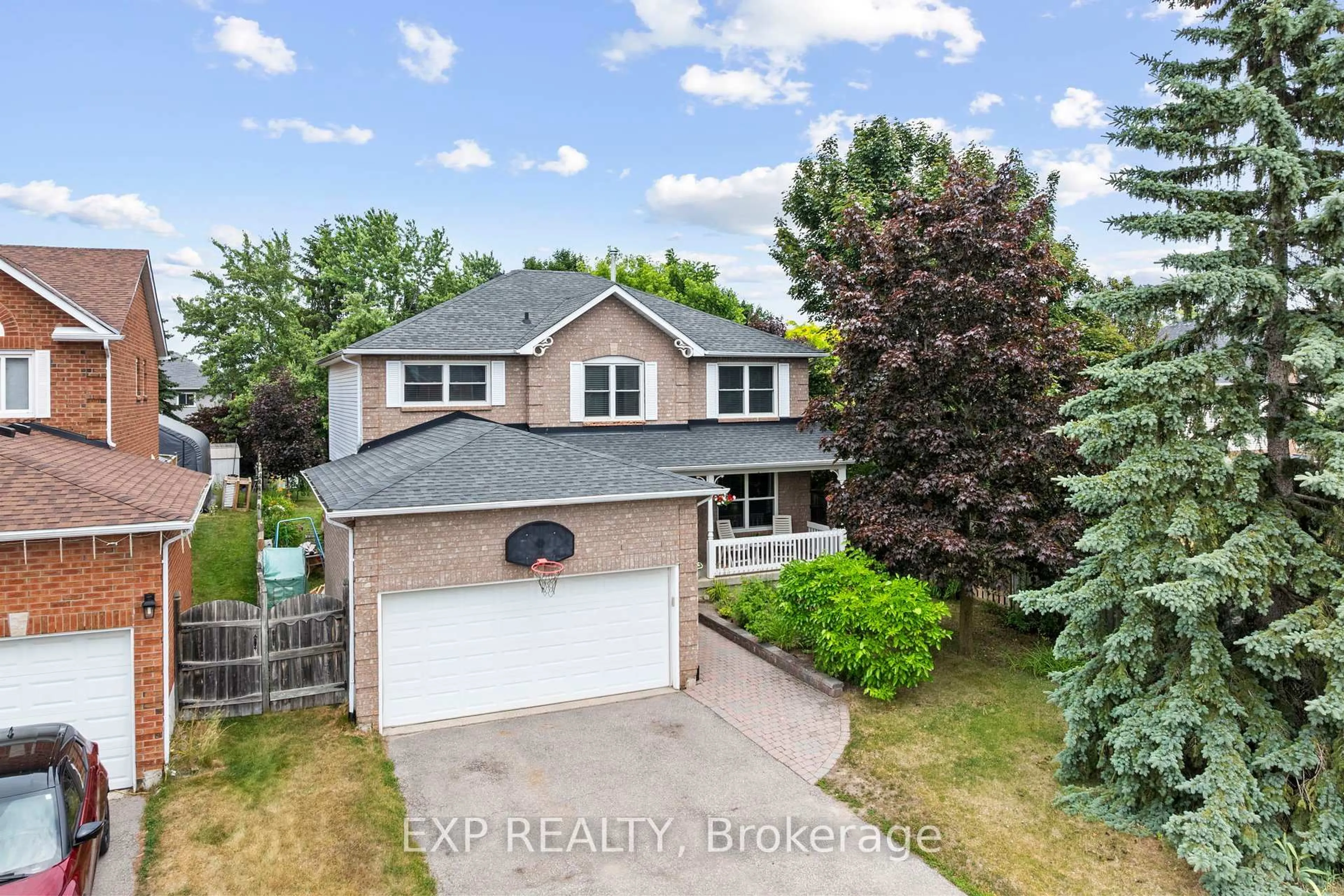 A pic from outside/outdoor area/front of a property/back of a property/a pic from drone, street for 31 Ailsa Dr, Georgina Ontario L4P 3N5