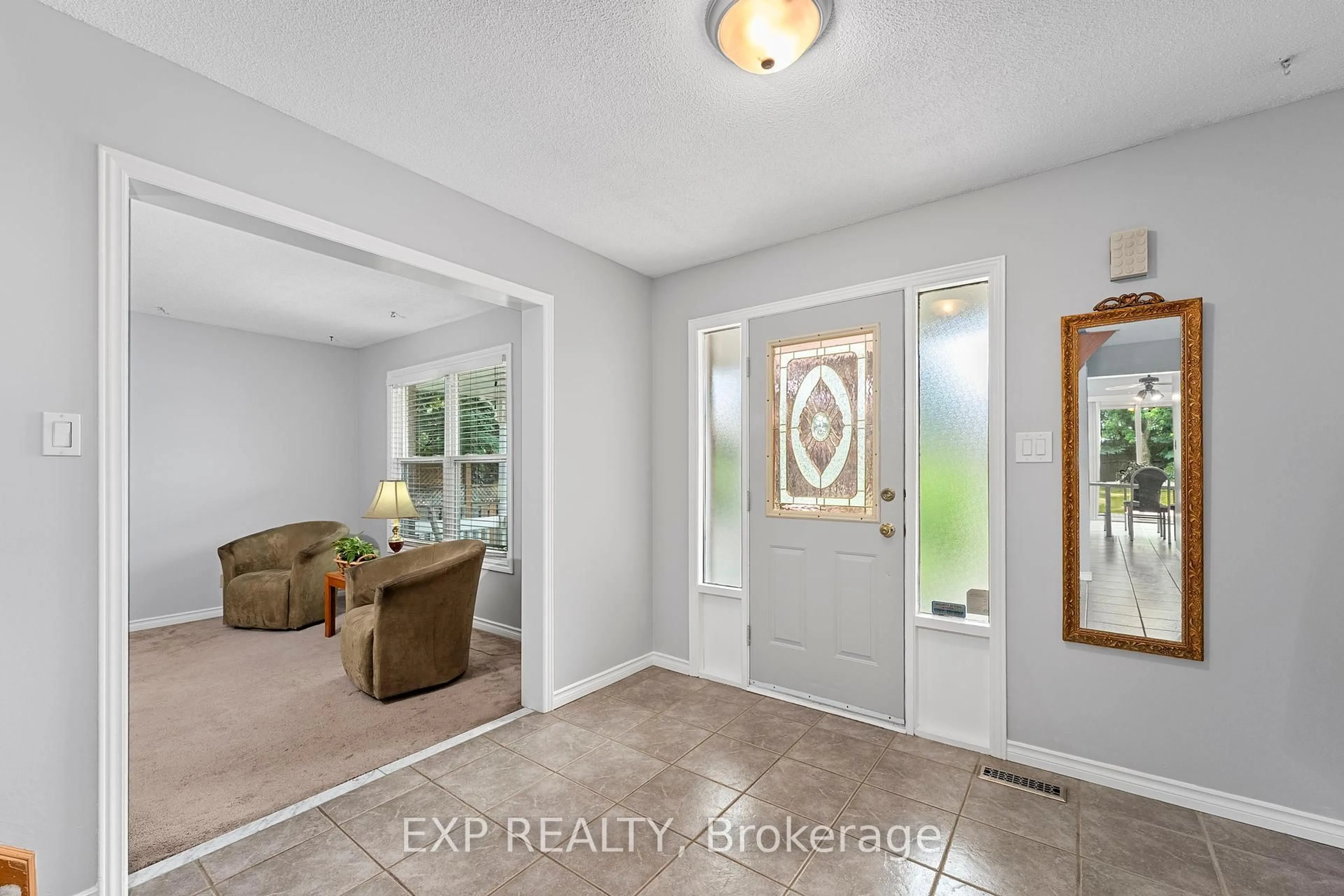 Indoor entryway for 31 Ailsa Dr, Georgina Ontario L4P 3N5