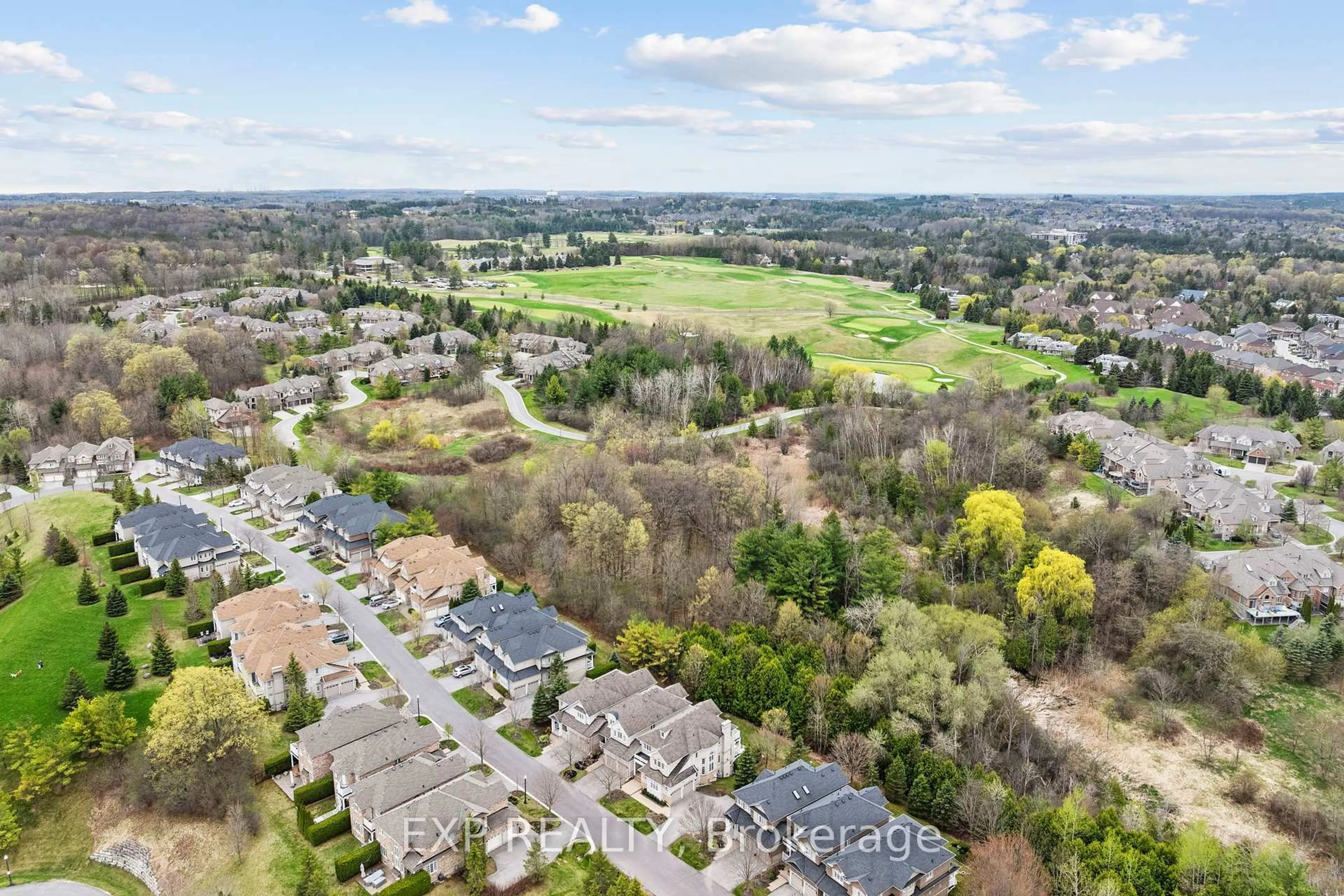 A pic from outside/outdoor area/front of a property/back of a property/a pic from drone, unknown for 54 Stonecliffe Cres, Aurora Ontario L4G 7Z6