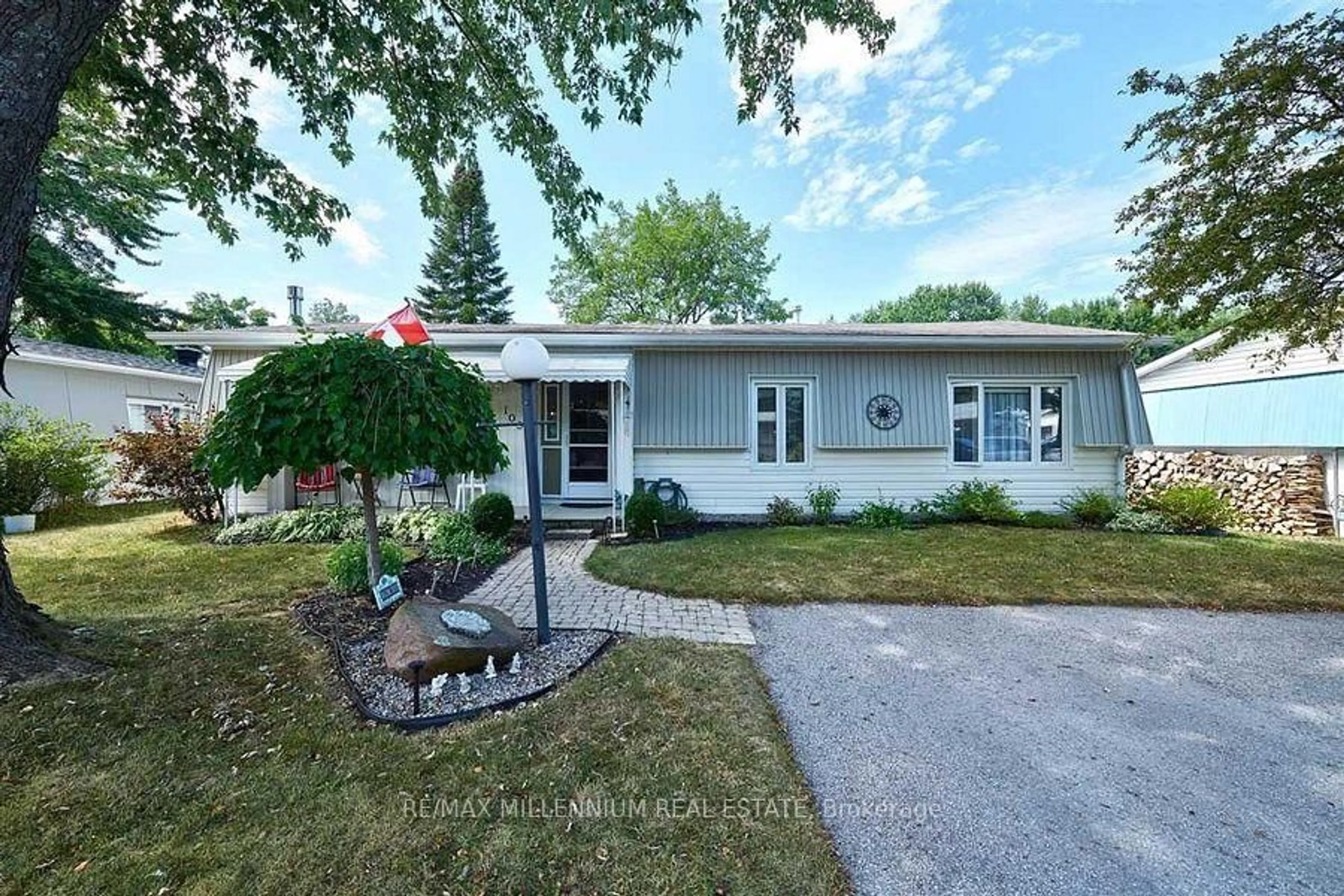 Home with vinyl exterior material, street for 105 Linden Lane, Innisfil Ontario L9S 1N3