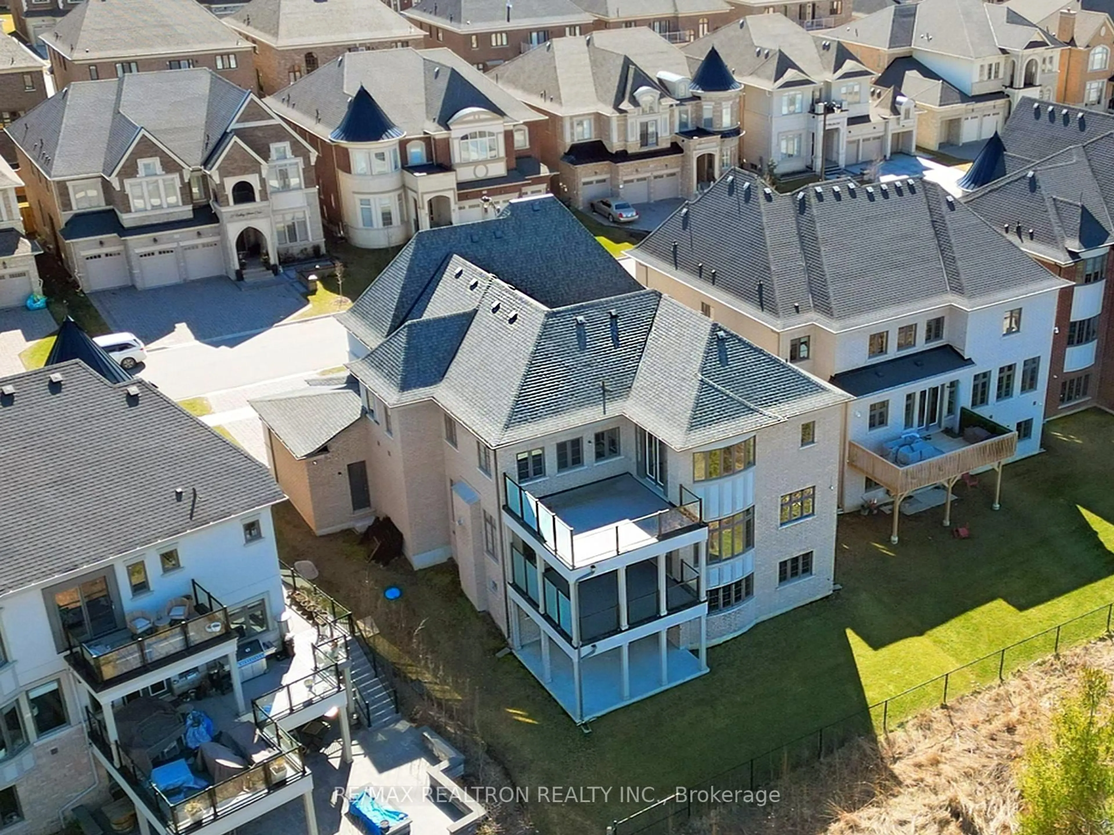 A pic from outside/outdoor area/front of a property/back of a property/a pic from drone, city buildings view from balcony for 52 Rolling Green Crt, Vaughan Ontario L4H 4K7