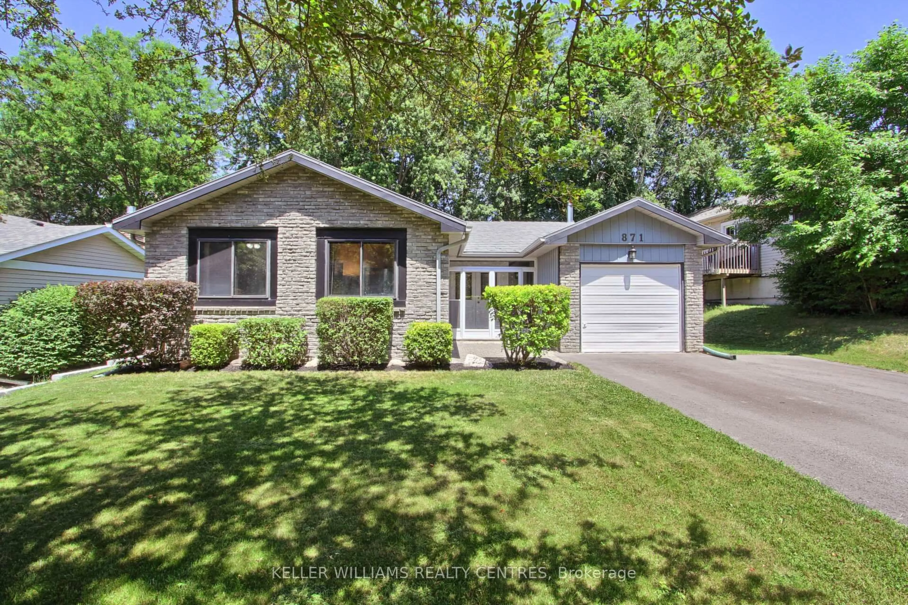 Home with vinyl exterior material, street for 871 Elgin St, Newmarket Ontario L3Y 3B9