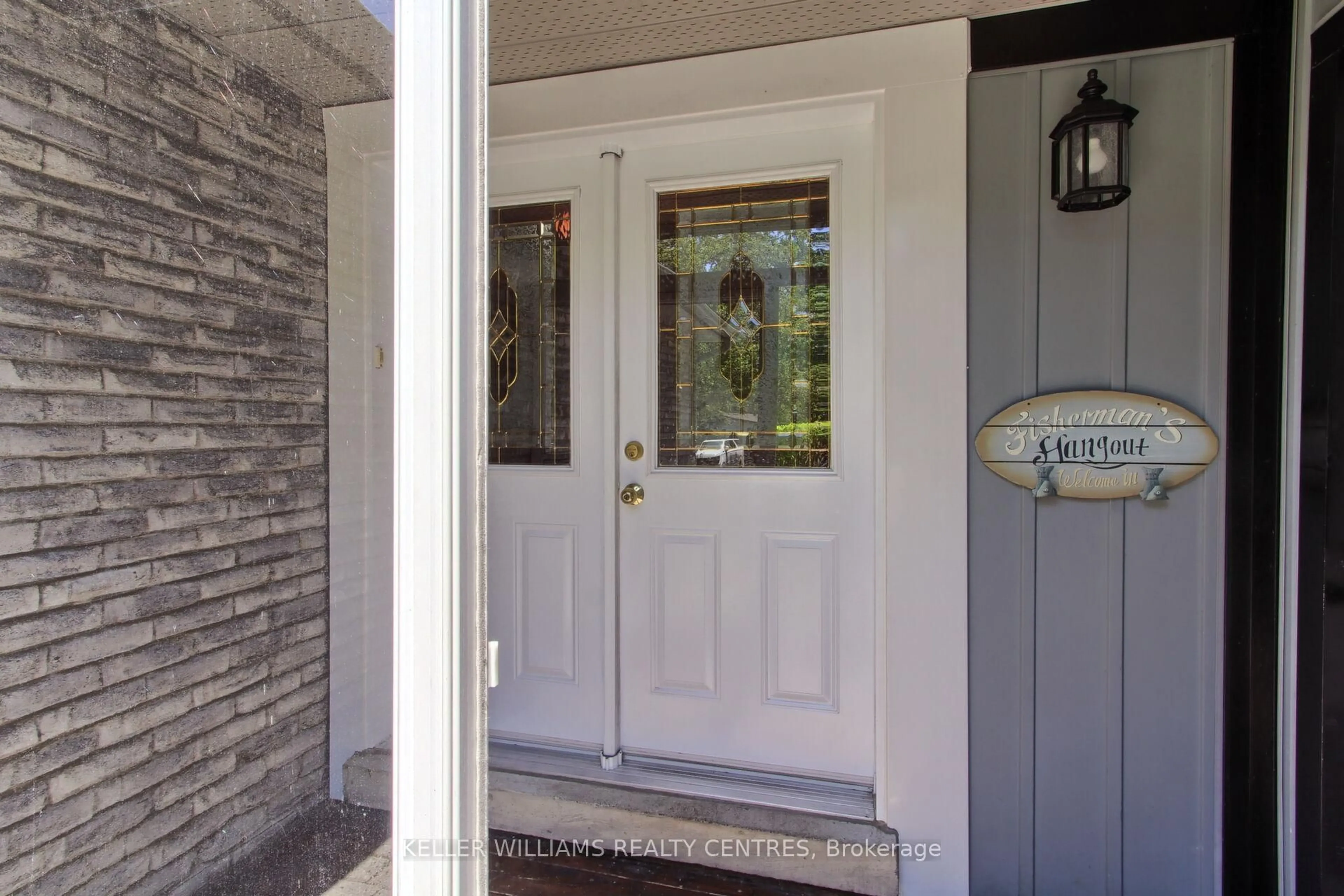 Indoor entryway for 871 Elgin St, Newmarket Ontario L3Y 3B9