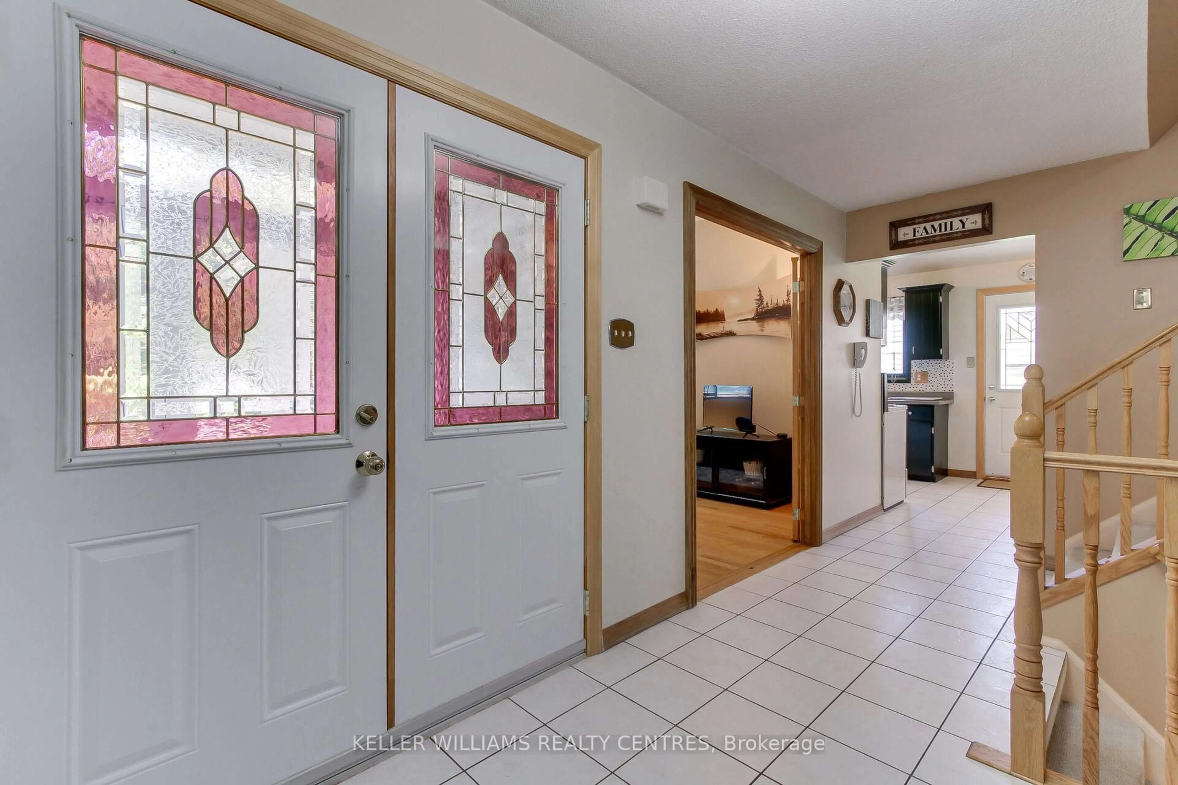 Indoor entryway for 871 Elgin St, Newmarket Ontario L3Y 3B9