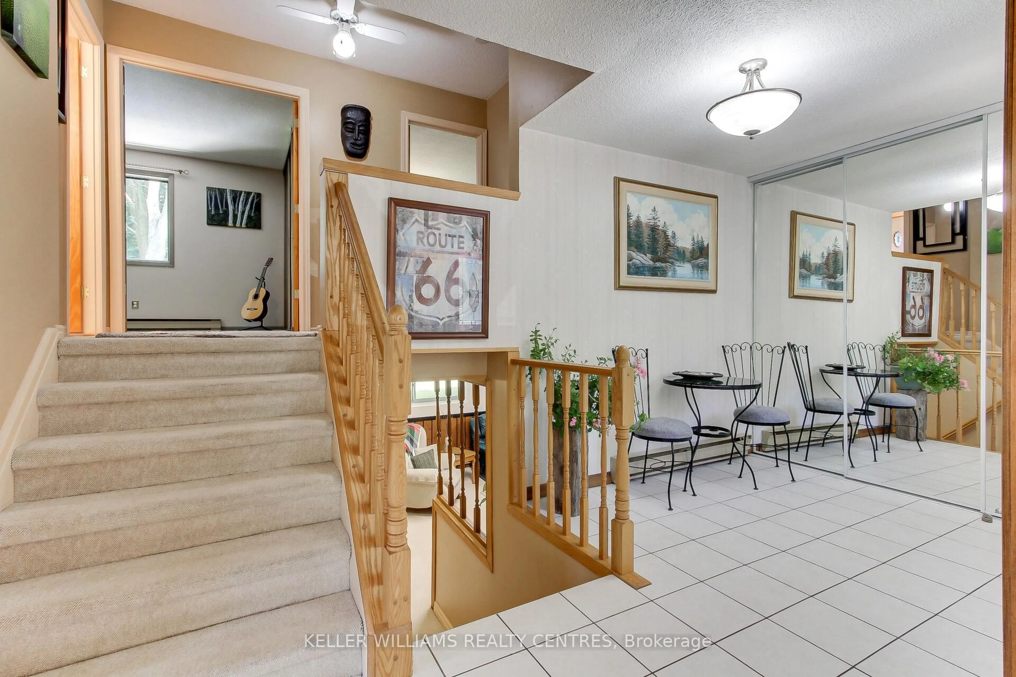 Indoor foyer for 871 Elgin St, Newmarket Ontario L3Y 3B9