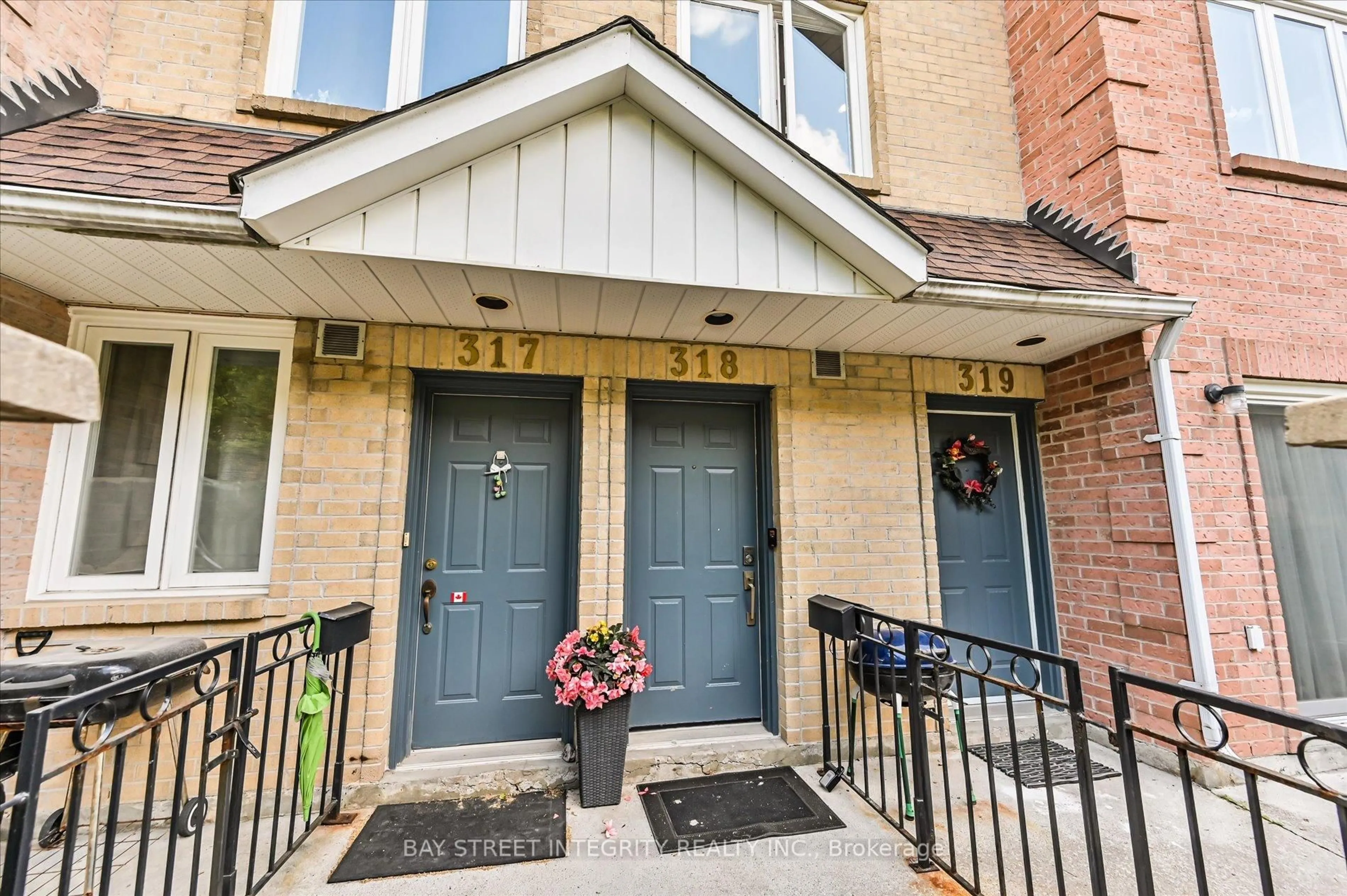 Indoor entryway for 75 Weldrick Rd #318, Richmond Hill Ontario L4C 0H9