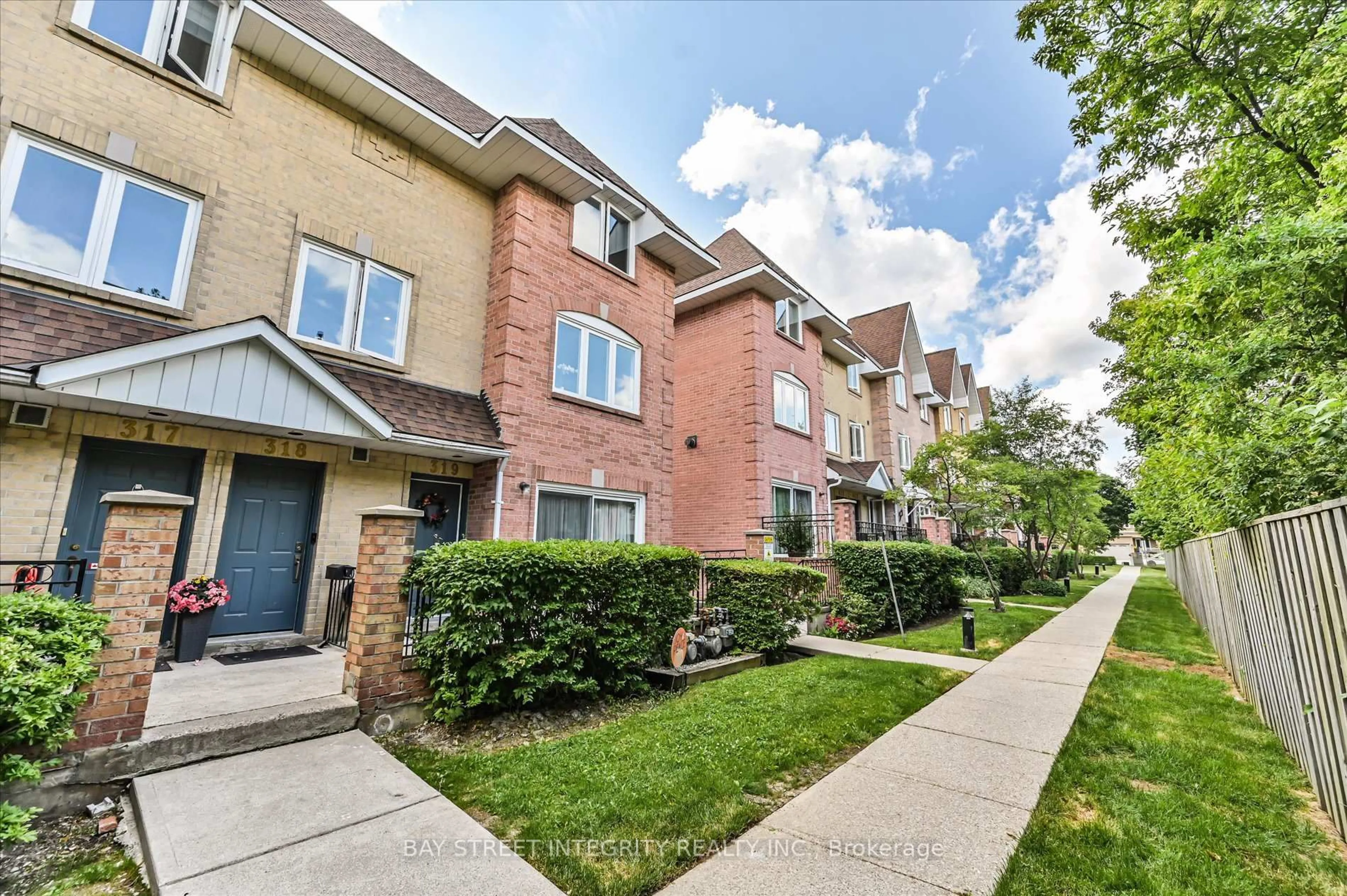 Home with brick exterior material, street for 75 Weldrick Rd #318, Richmond Hill Ontario L4C 0H9