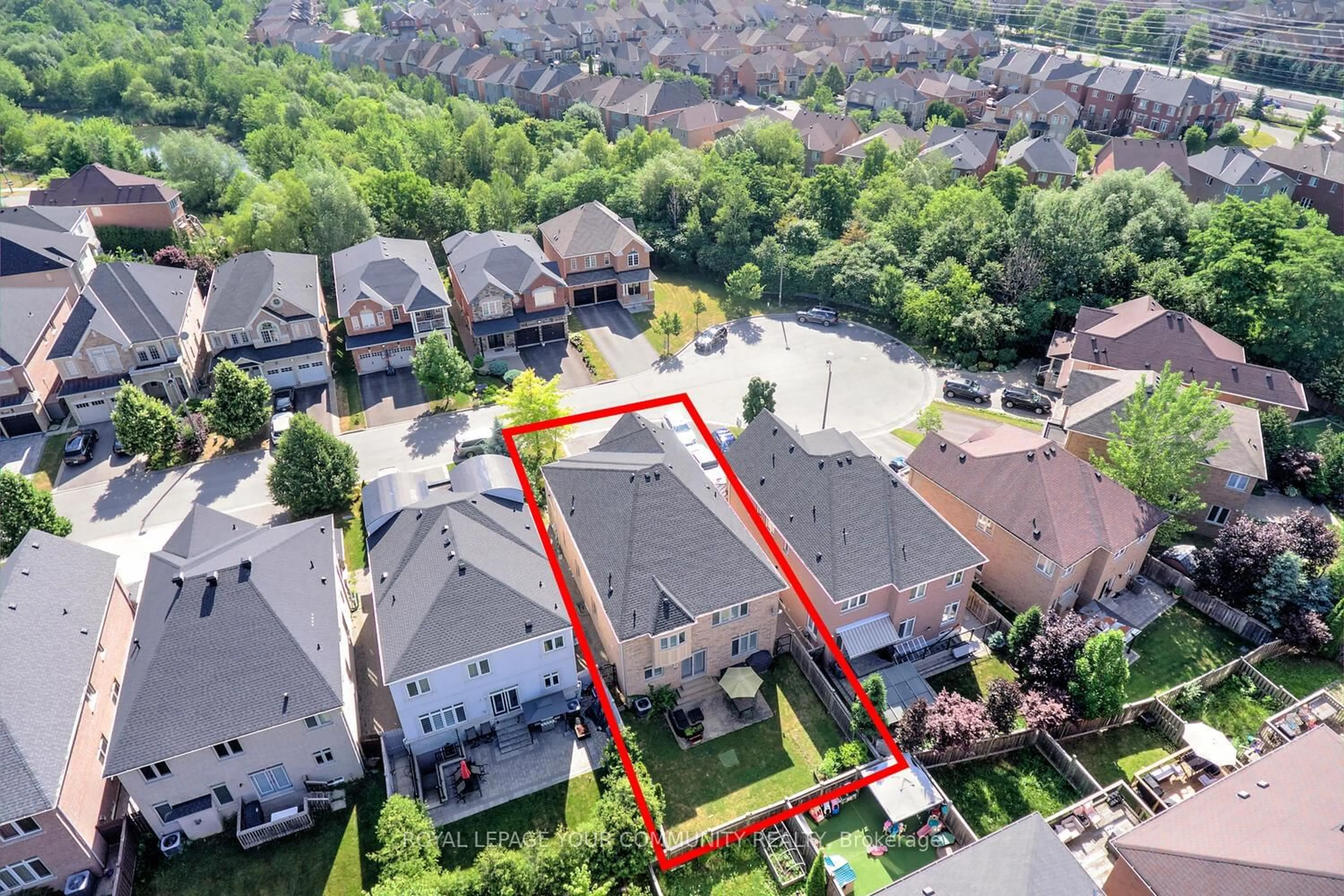 A pic from outside/outdoor area/front of a property/back of a property/a pic from drone, street for 24 Rock Elm Crt, Vaughan Ontario L6A 4C2