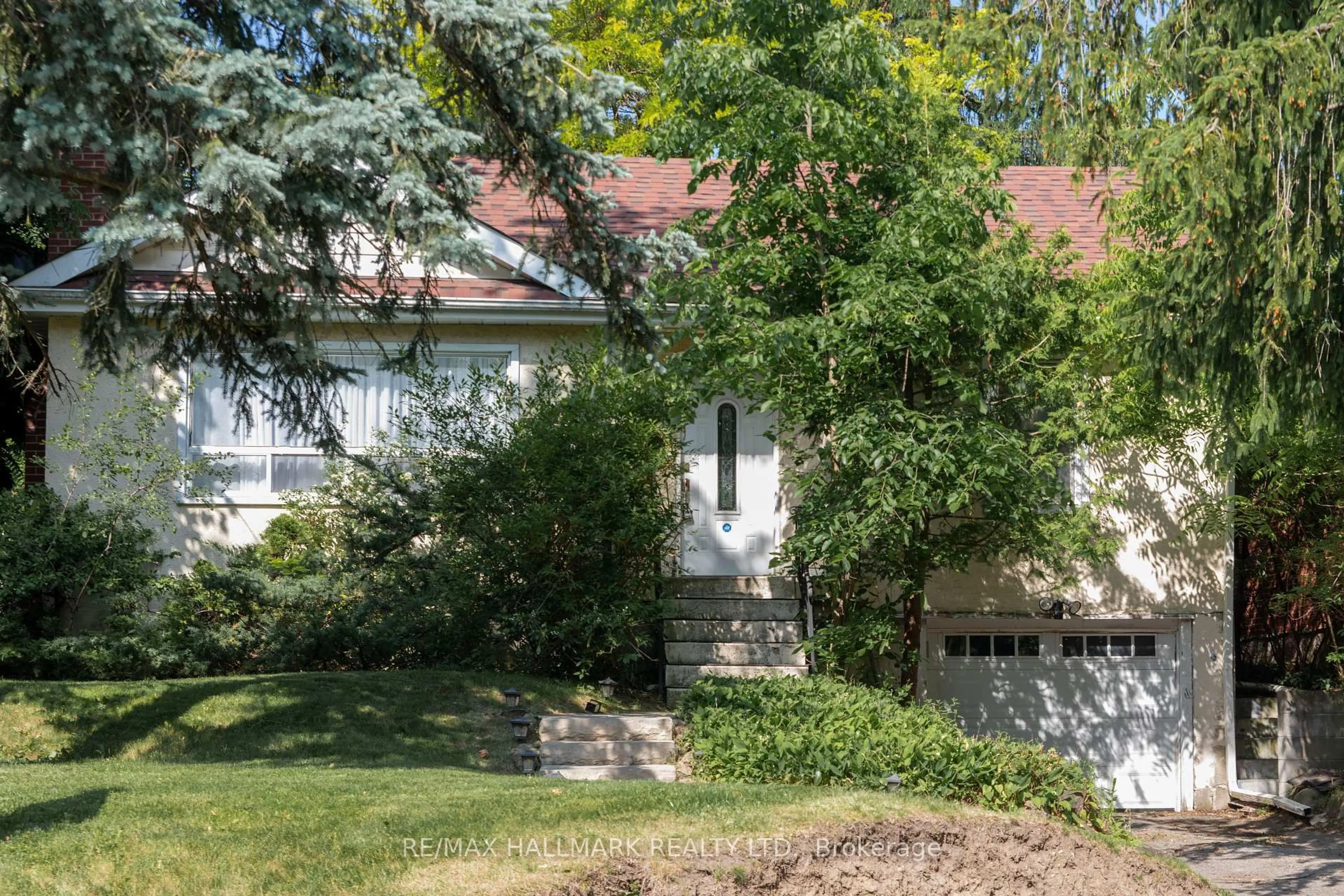 Home with vinyl exterior material, street for 86 Church St, Richmond Hill Ontario L4C 1W3