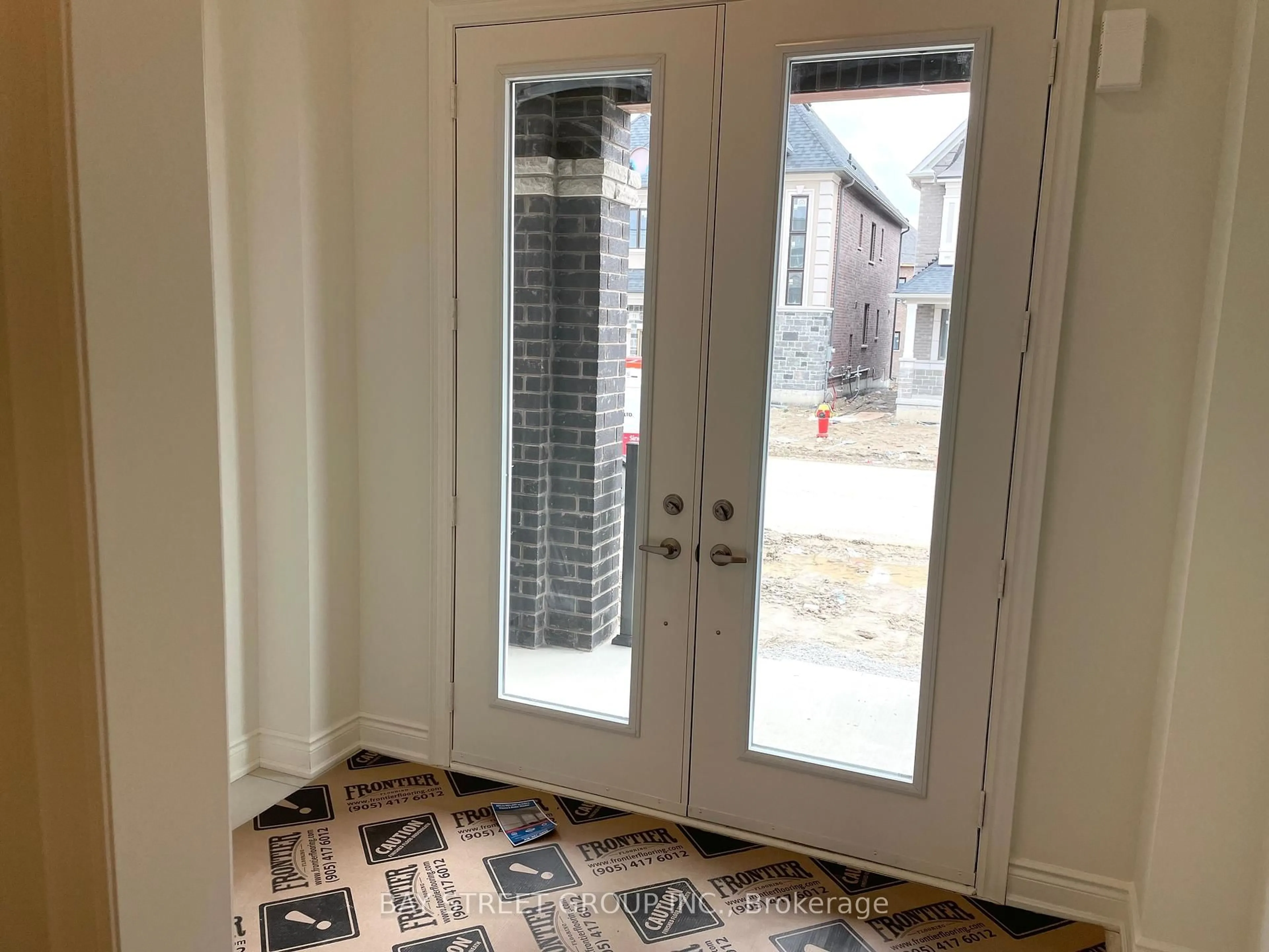 Indoor entryway for 32 Current Dr, Richmond Hill Ontario L4S 0M8