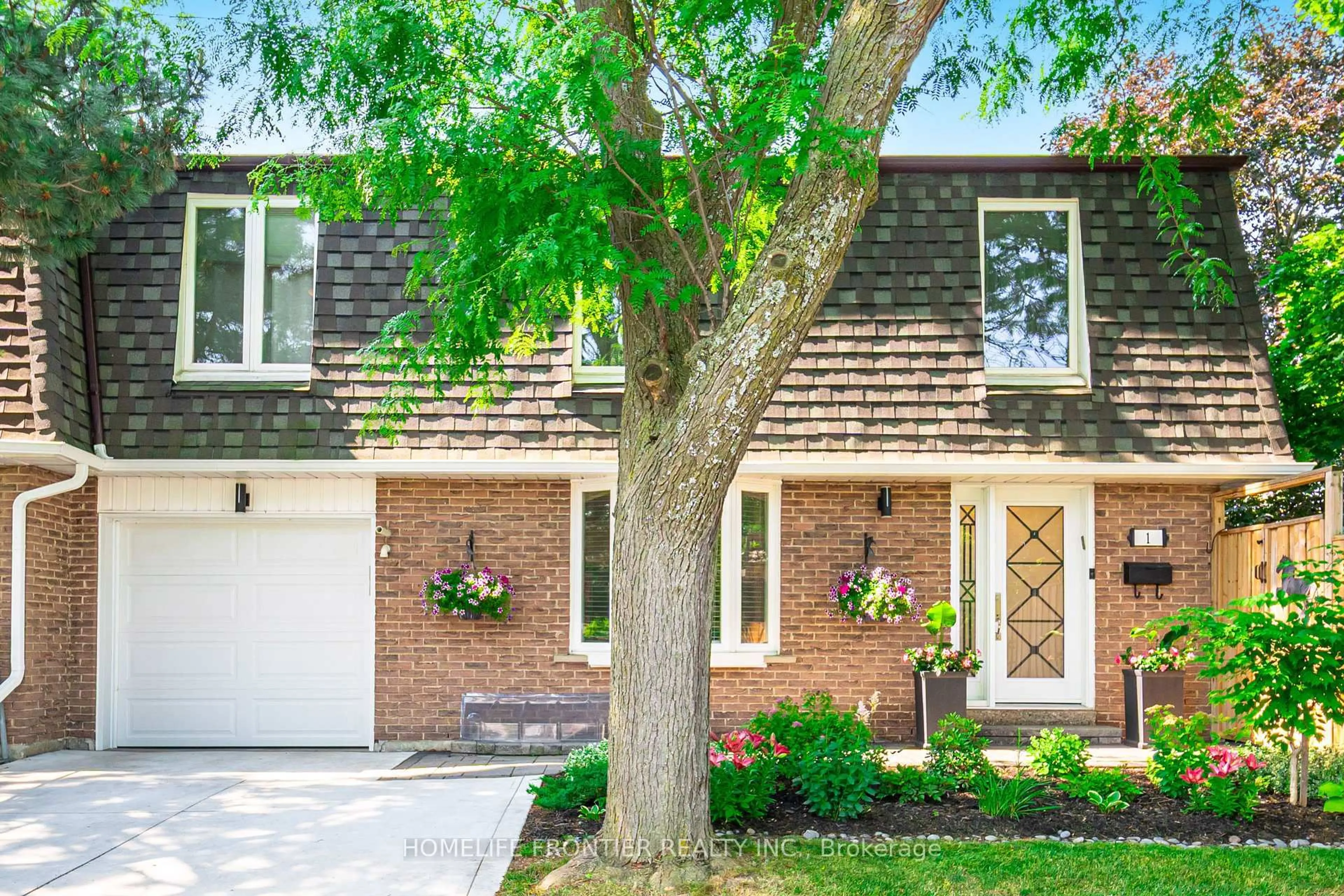 Home with brick exterior material, street for 1 Denava Gate, Richmond Hill Ontario L4C 5E3