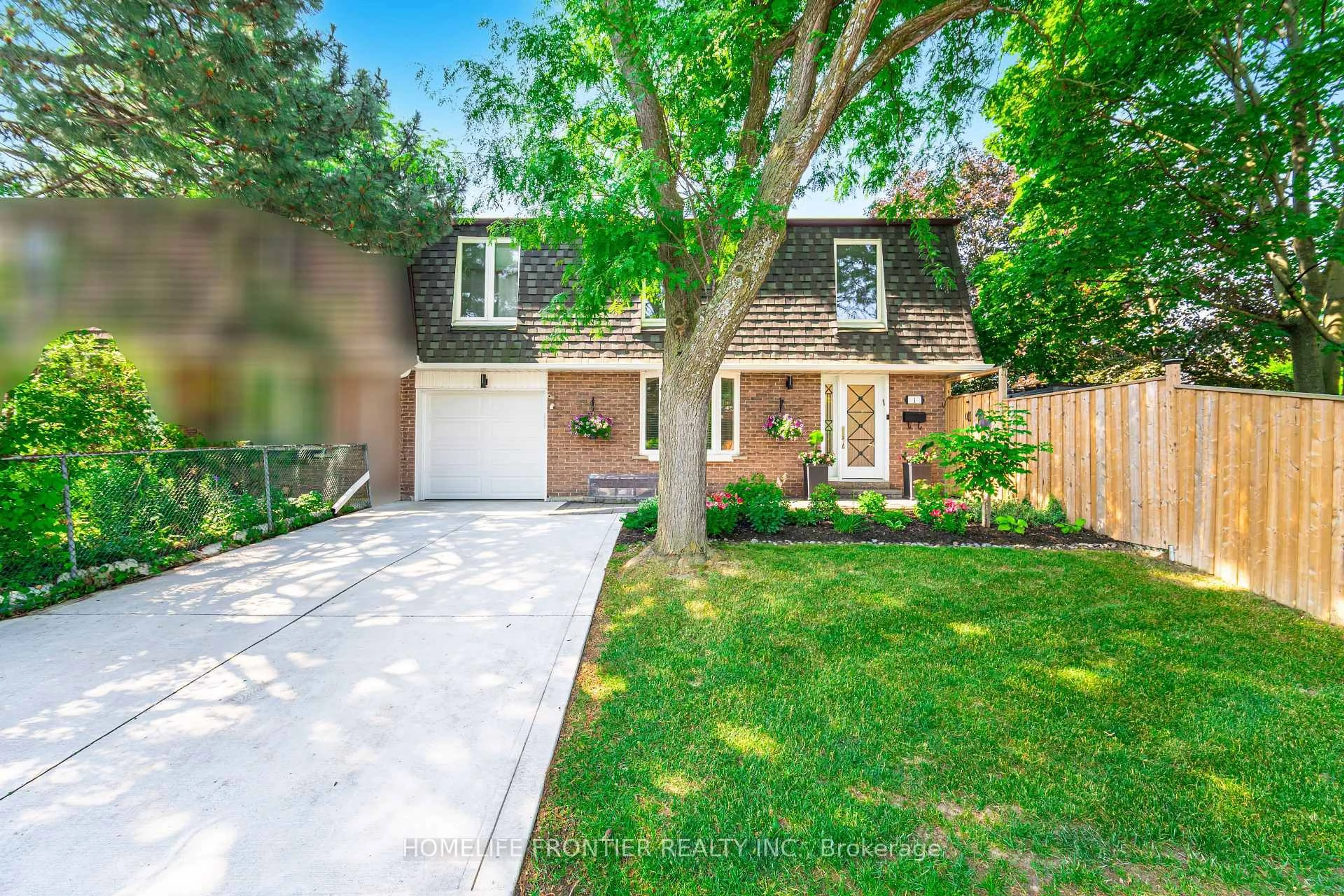 A pic from outside/outdoor area/front of a property/back of a property/a pic from drone, street for 1 Denava Gate, Richmond Hill Ontario L4C 5E3