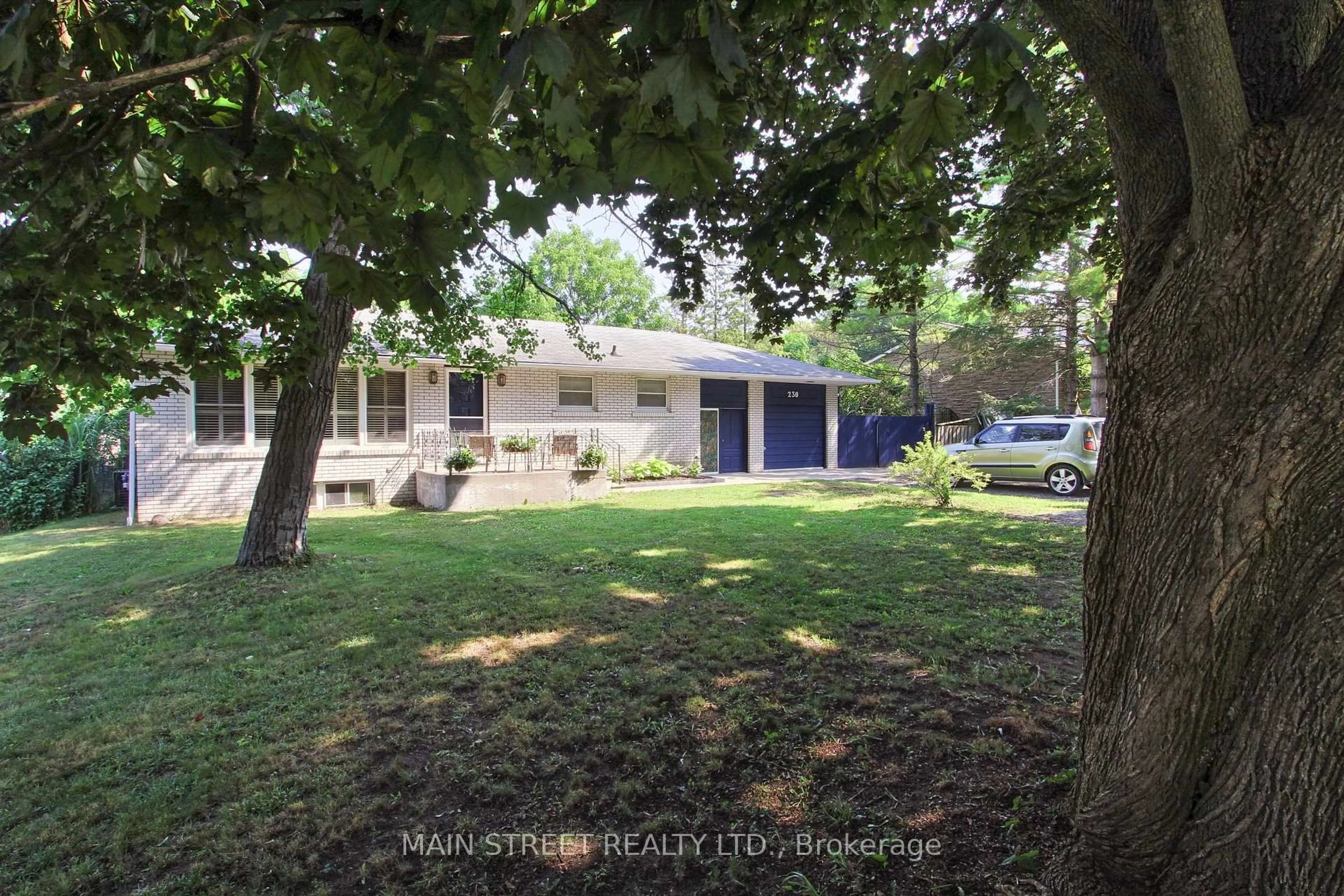 A pic from outside/outdoor area/front of a property/back of a property/a pic from drone, street for 230 Boyers Sdrd, Georgina Ontario L4P 3C8