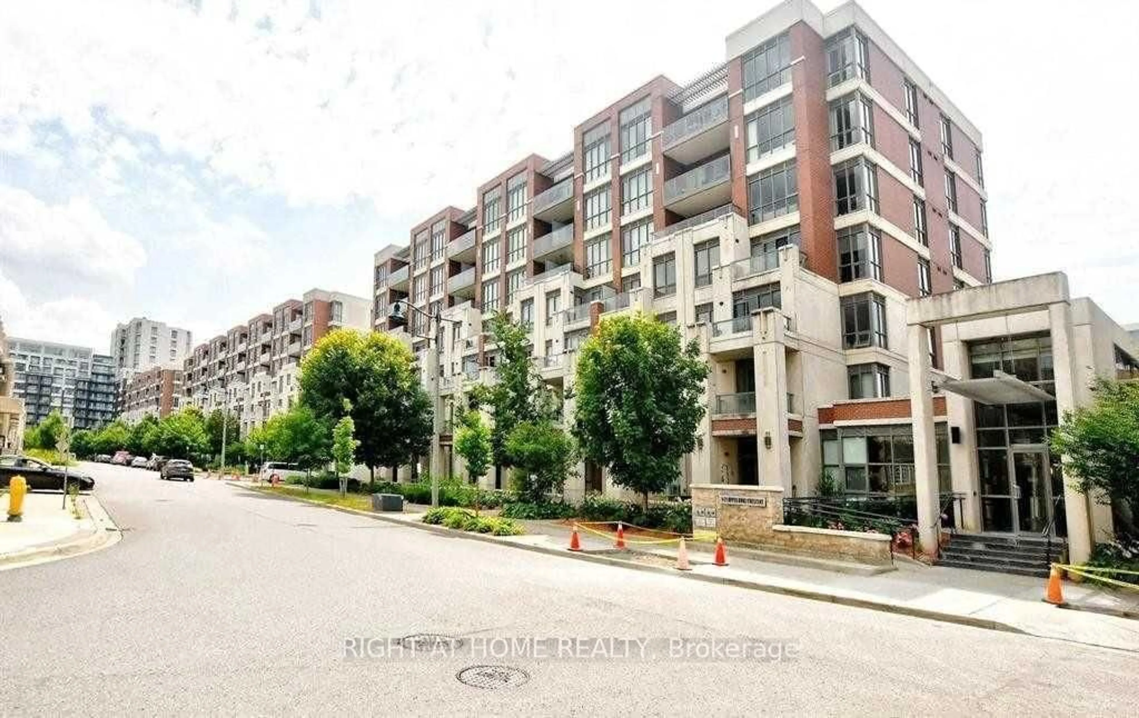 Patio, street for 21 Upper Duke Cres #405, Markham Ontario L6G 0B7