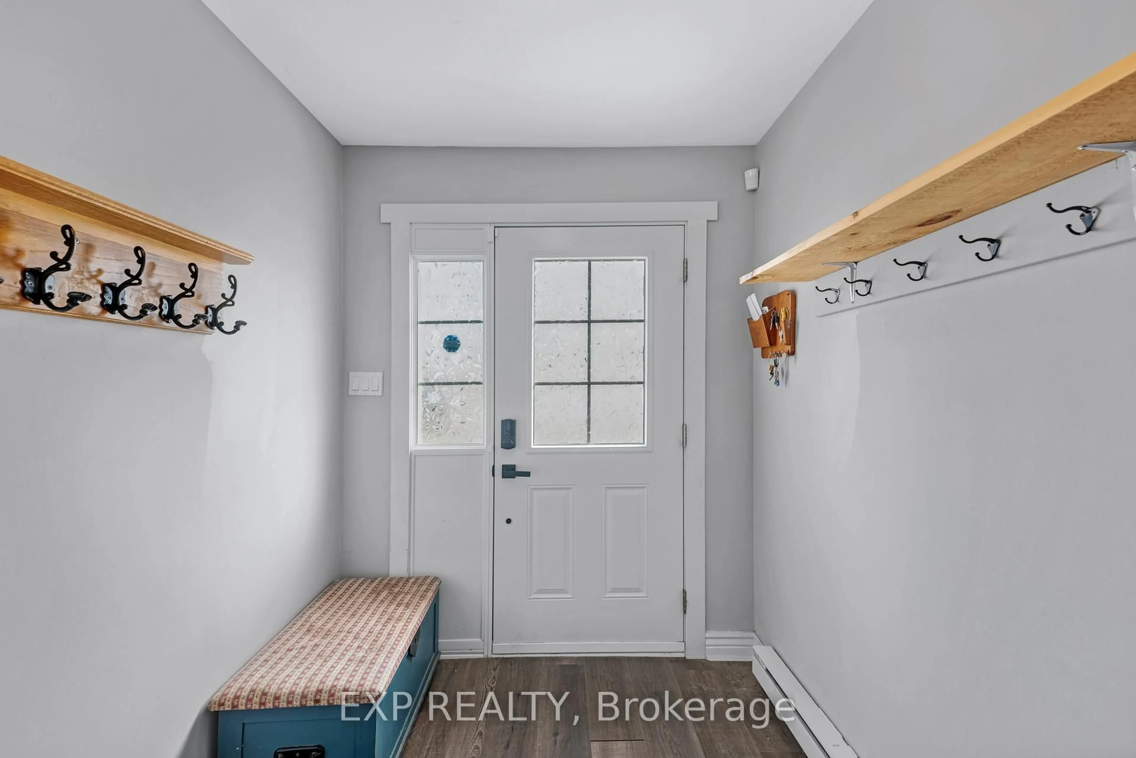 Indoor entryway for 113 North St #2, Georgina Ontario L0E 1R0
