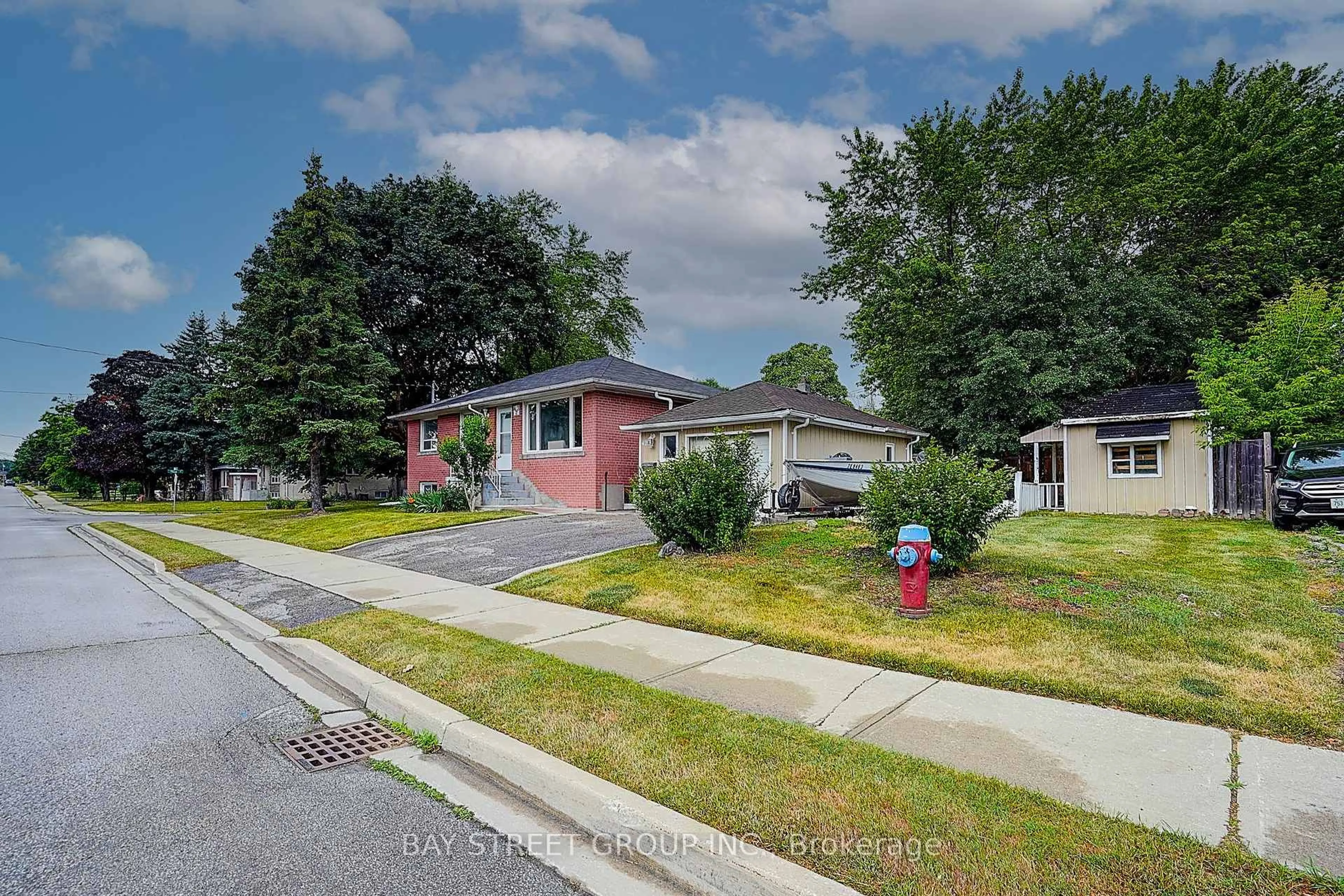A pic from outside/outdoor area/front of a property/back of a property/a pic from drone, street for 423 Osiris Dr, Richmond Hill Ontario L4C 2R1