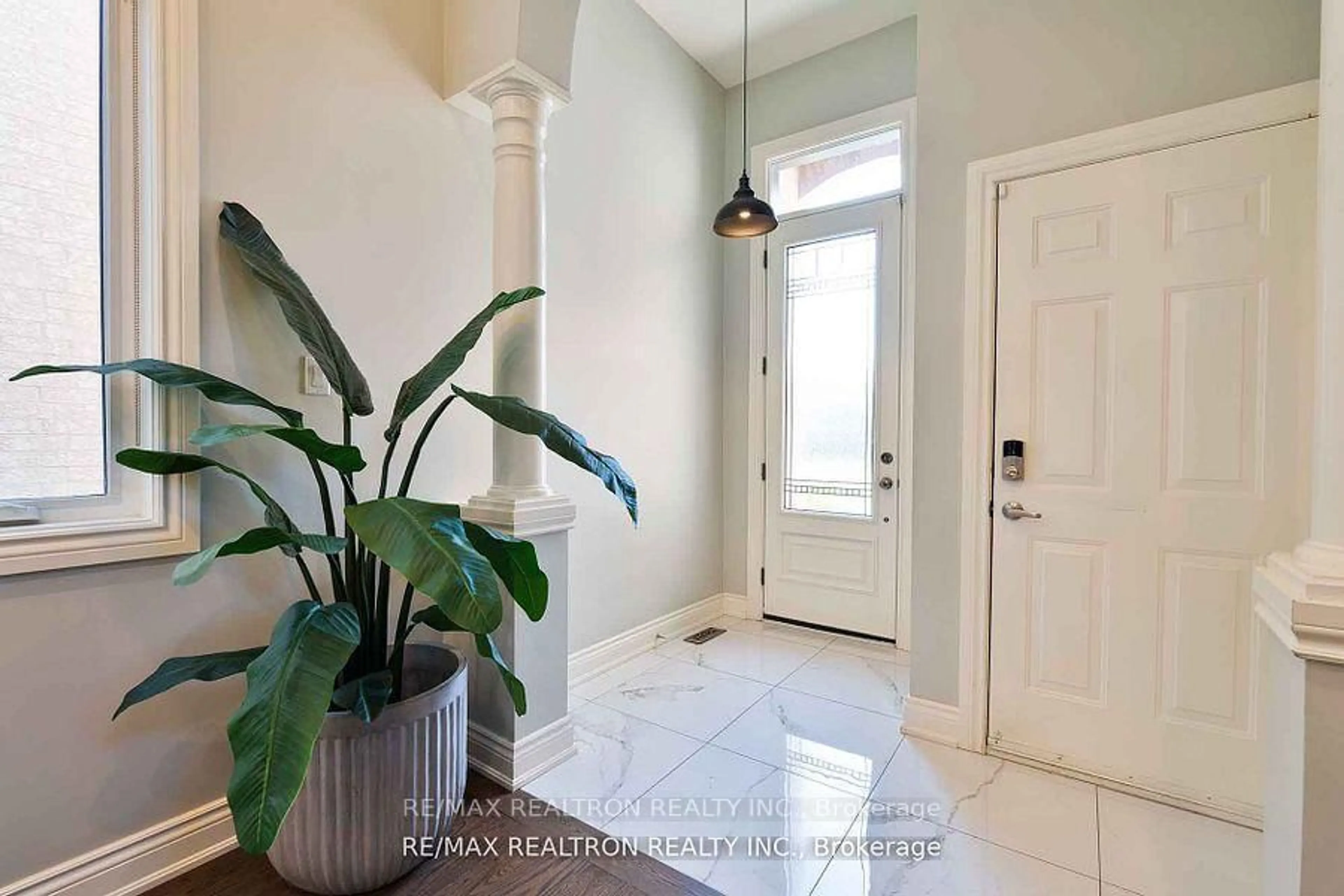 Indoor entryway for 121 Broomlands Dr, Vaughan Ontario L6A 2K3