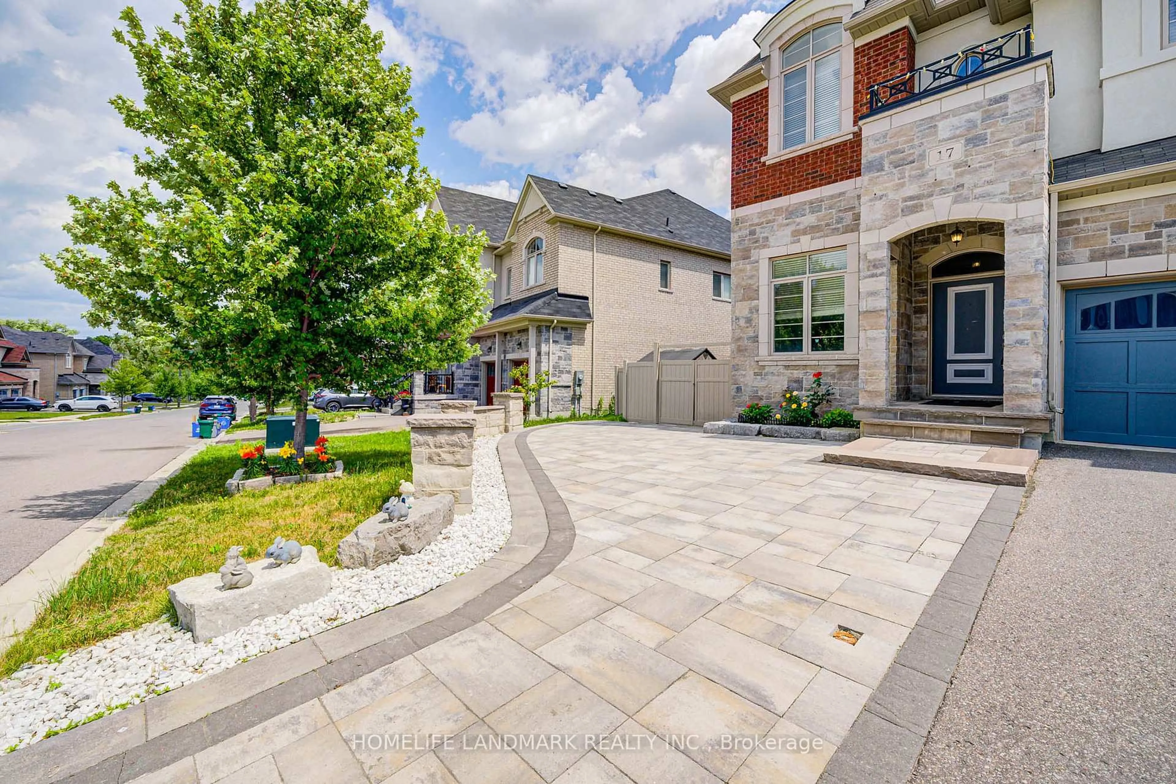 Patio, street for 17 Dr Pearson Crt, East Gwillimbury Ontario L9N 0P4