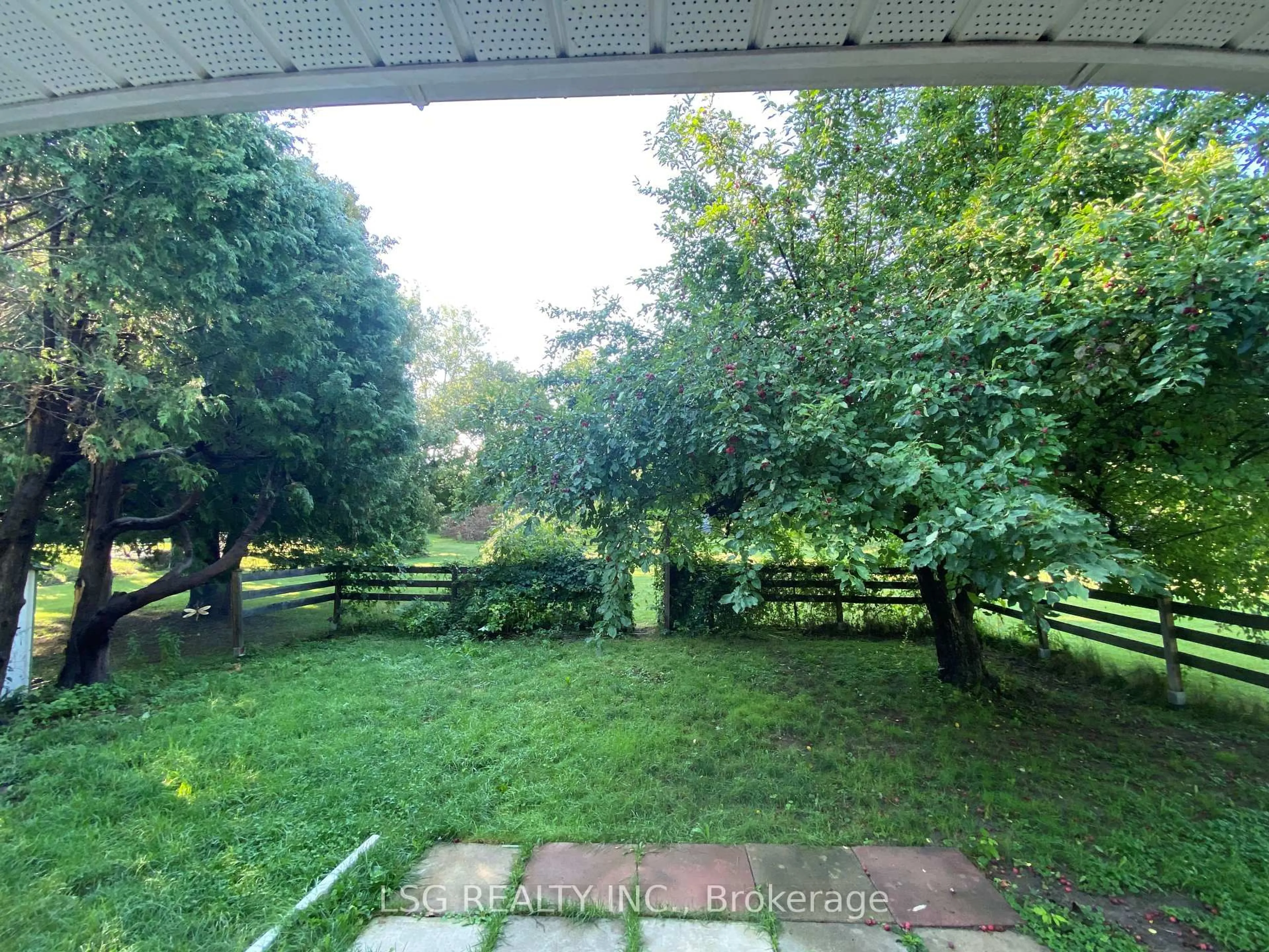 A pic from outside/outdoor area/front of a property/back of a property/a pic from drone, forest/trees view for 25 Sharon Blvd, East Gwillimbury Ontario L0G 1V0