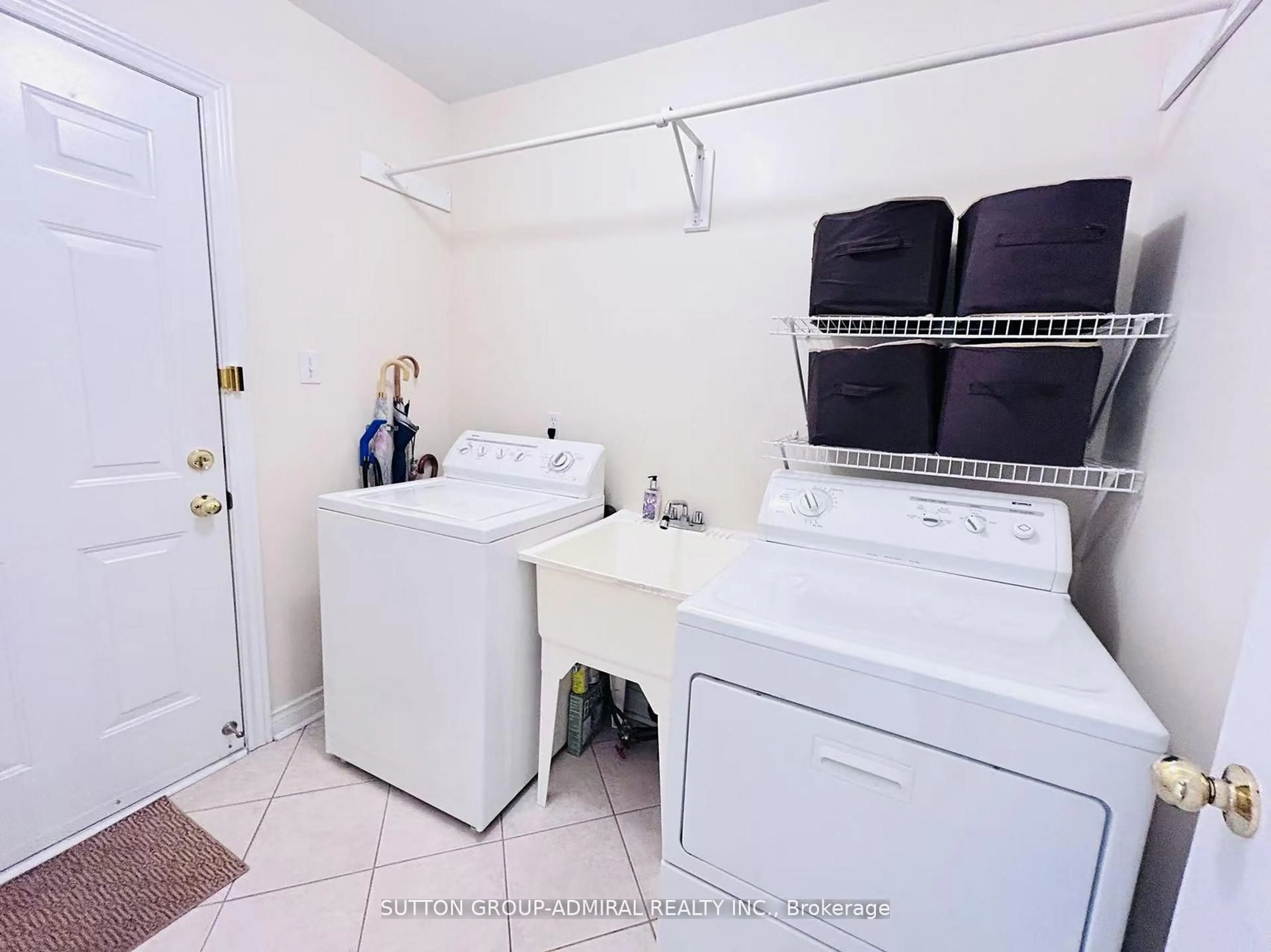 Laundry room for 98 Holly Dr, Richmond Hill Ontario L4S 2R6