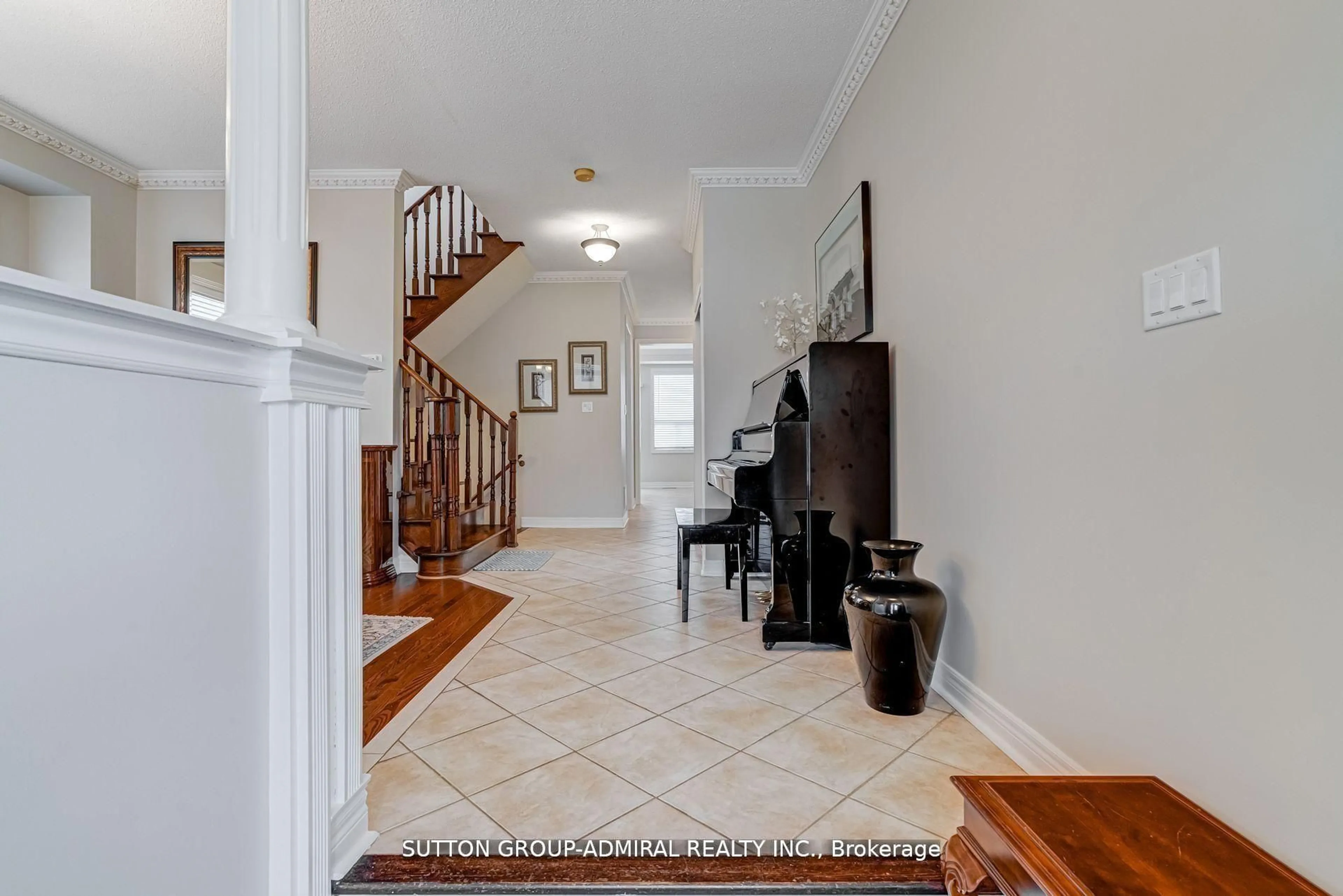 Indoor entryway for 393 Coachwhip Tr, Newmarket Ontario L3X 2R2
