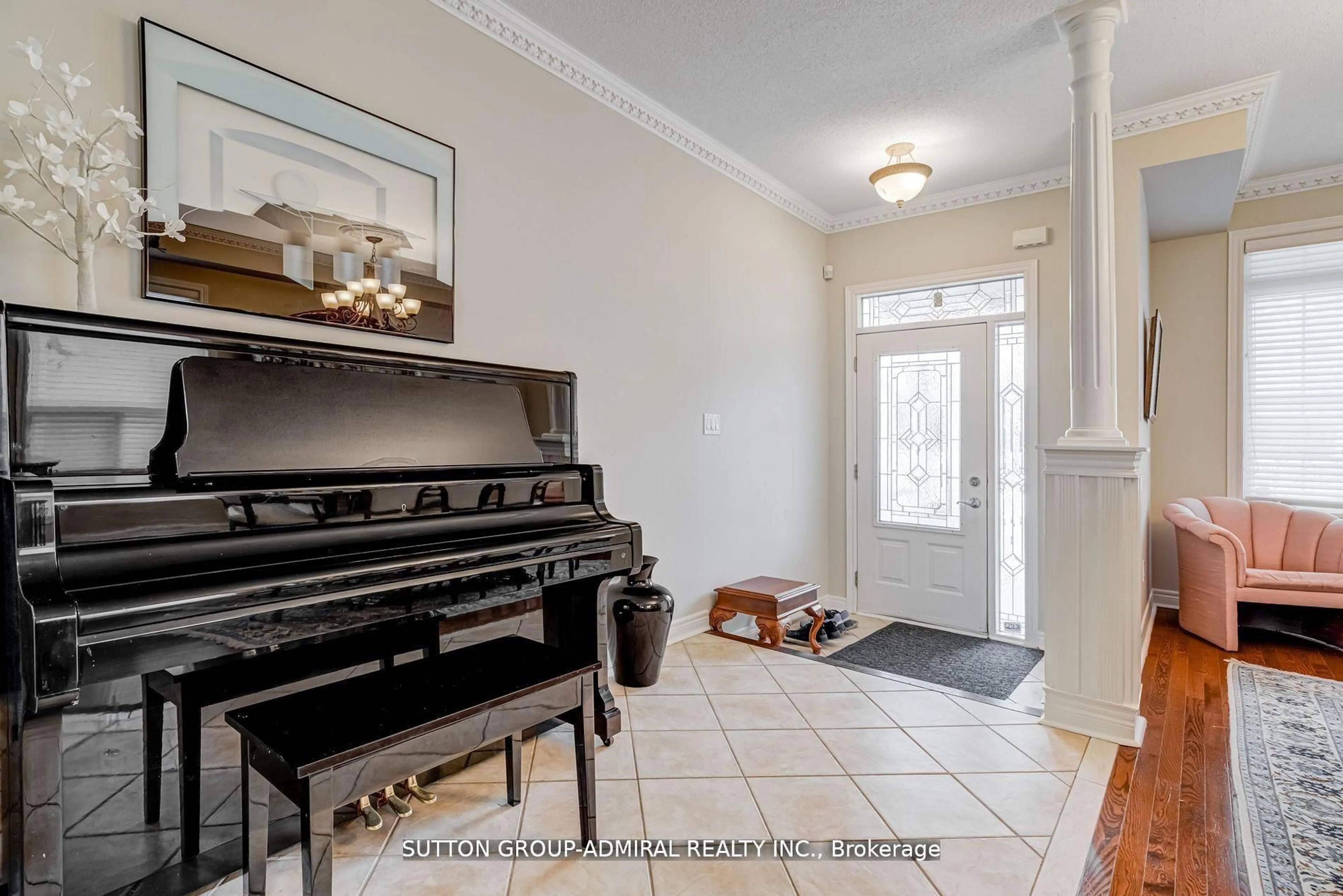 Indoor entryway for 393 Coachwhip Tr, Newmarket Ontario L3X 2R2