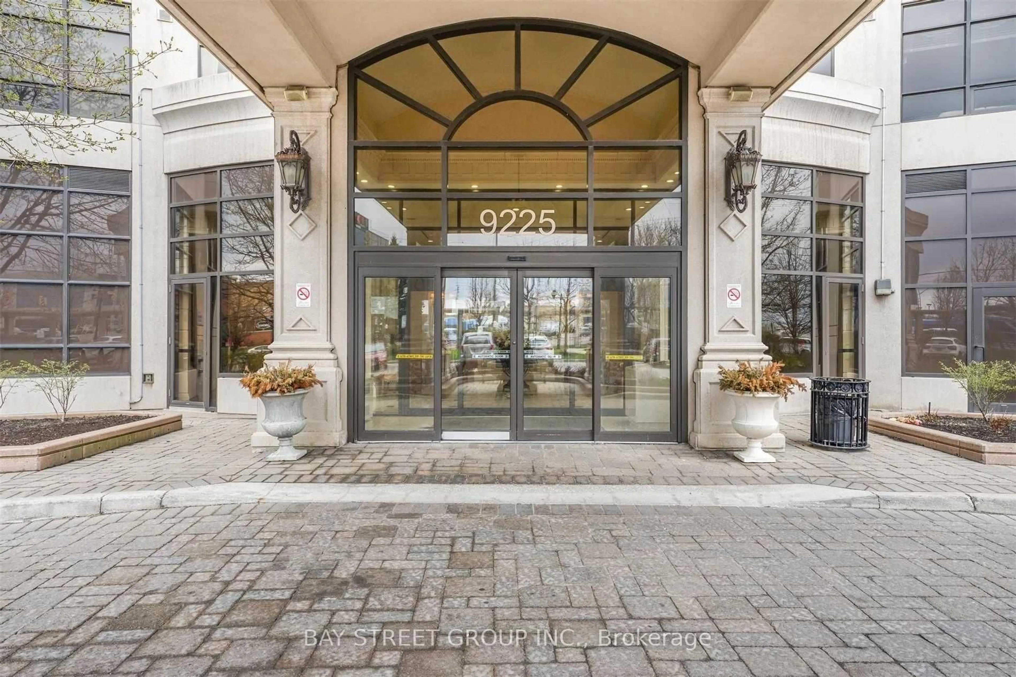 Indoor foyer for 9225 Jane St #1406, Vaughan Ontario L6A 0J7