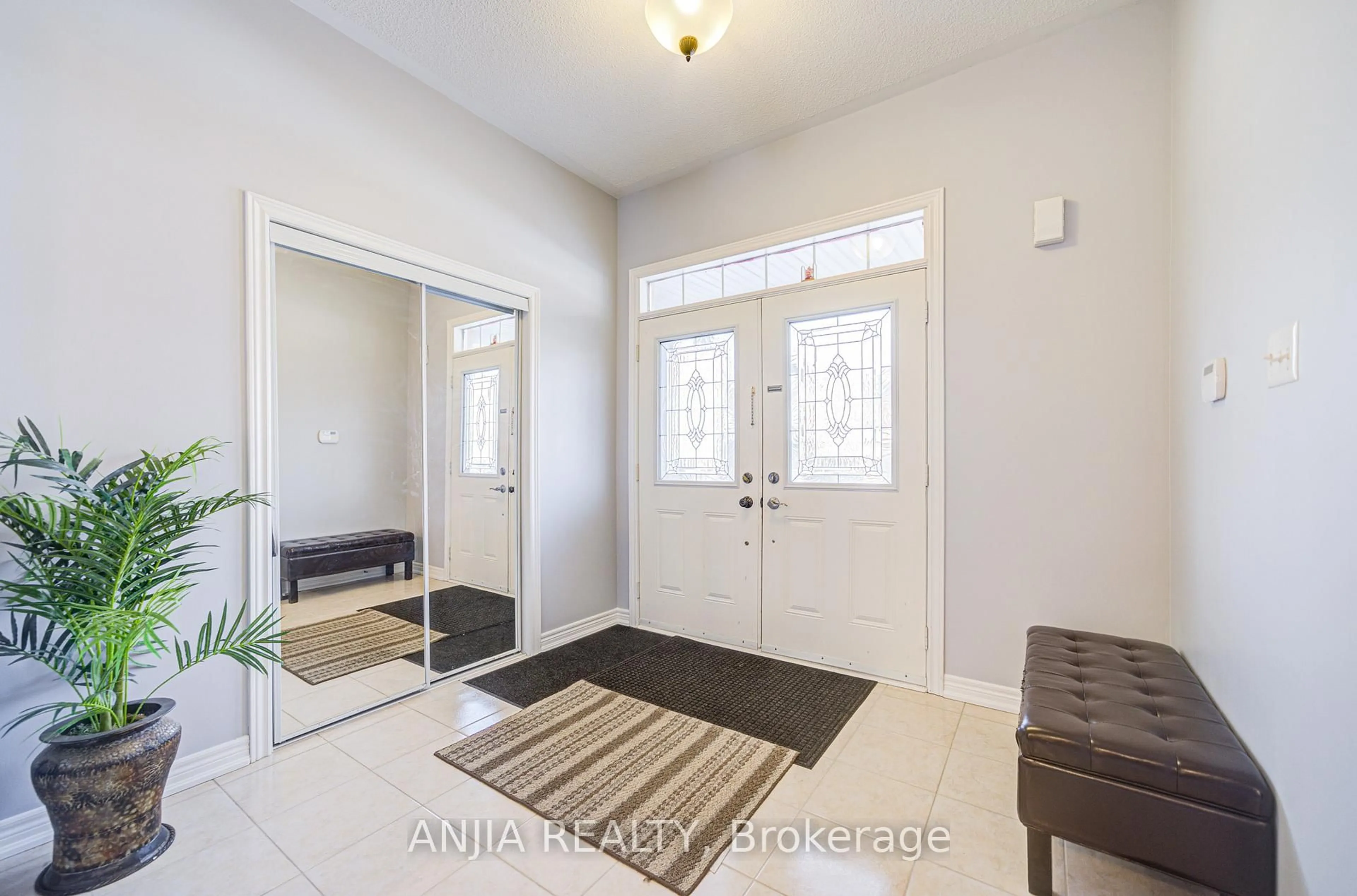 Indoor entryway for 100 James Mccullough Rd, Whitchurch-Stouffville Ontario L4A 0Z2