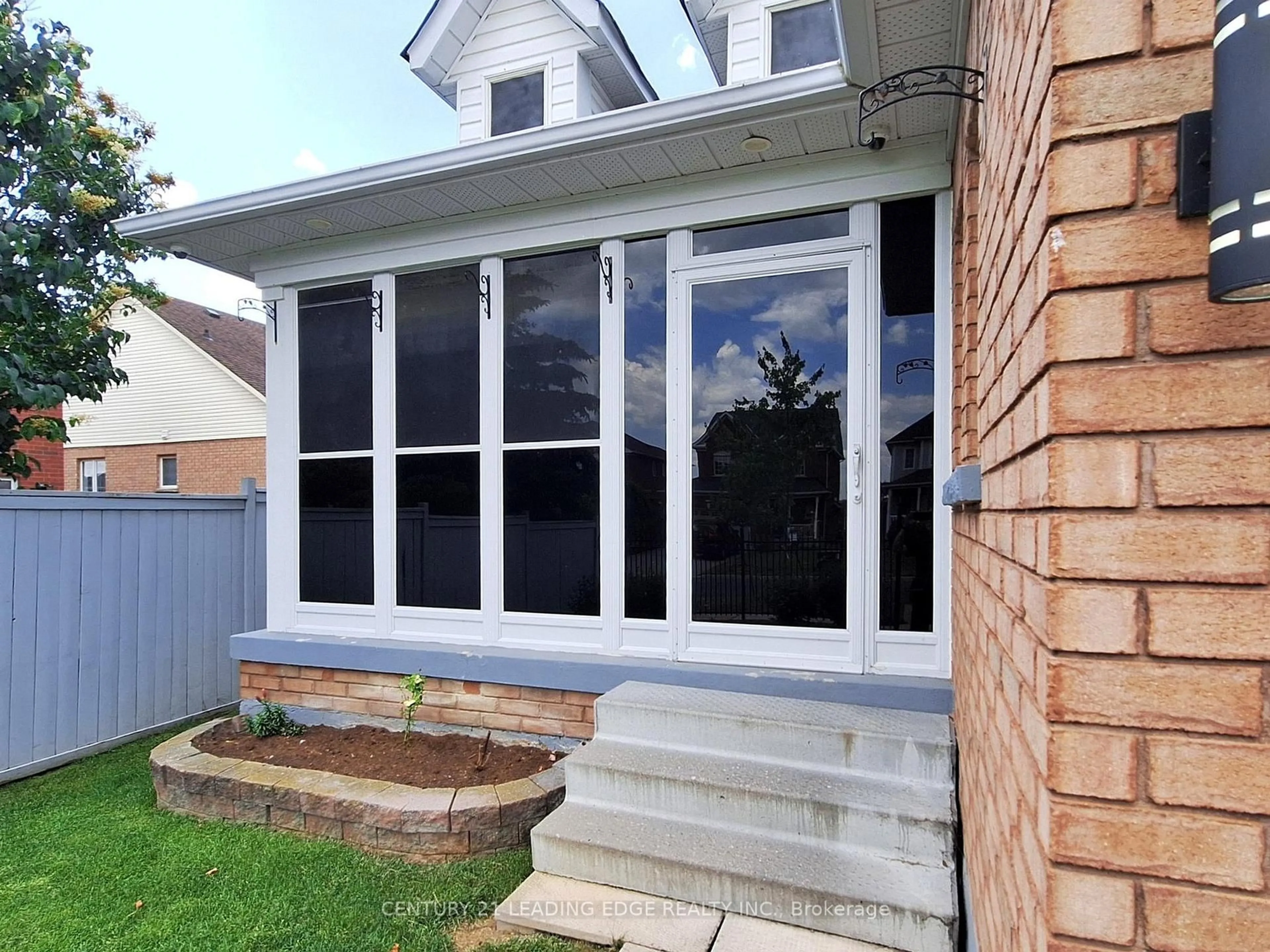 Home with vinyl exterior material, street for 40 Silverstone Cres, Georgina Ontario L4P 4A4