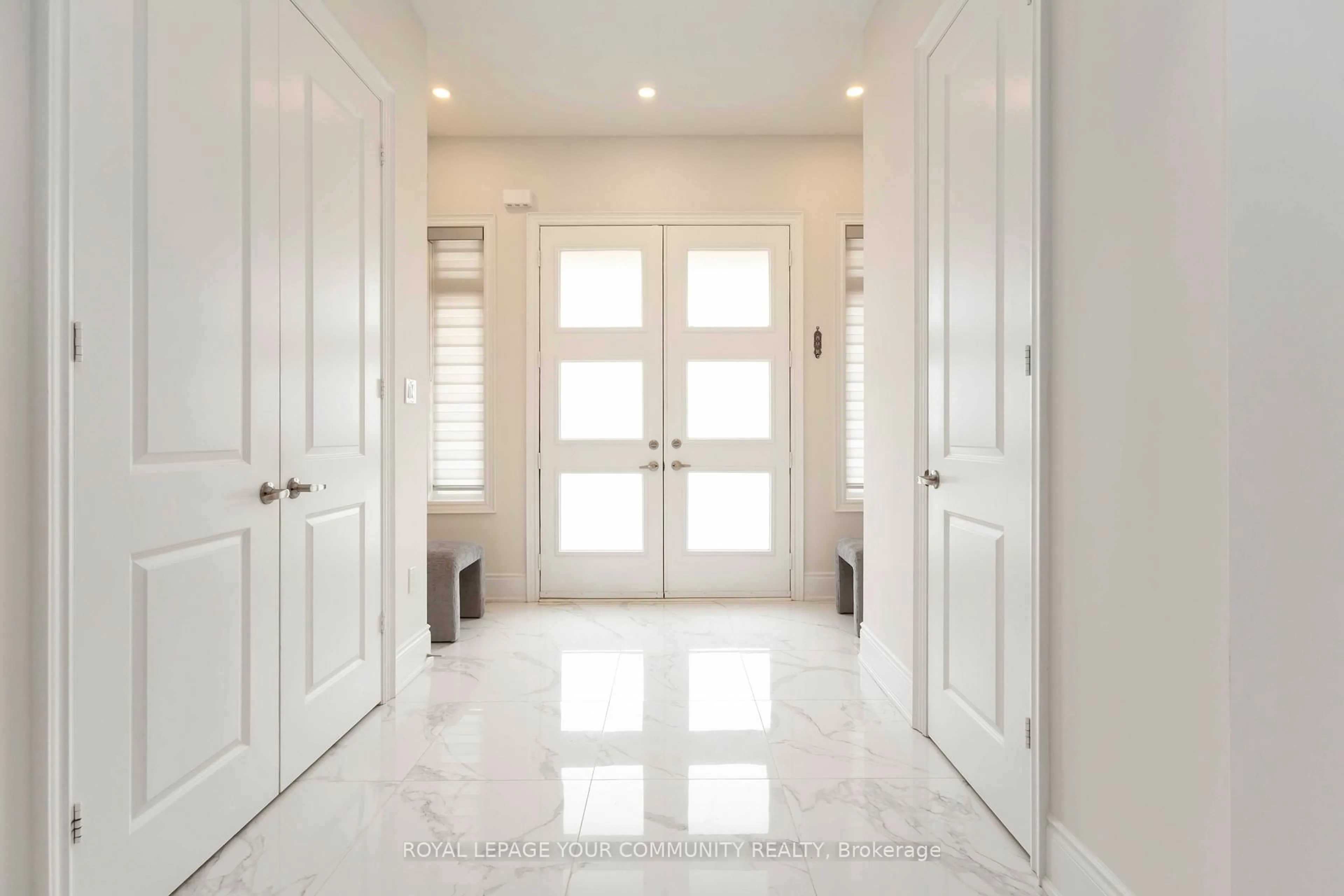 Indoor entryway for 302 Boundary Blvd, Whitchurch-Stouffville Ontario L4A 5E2